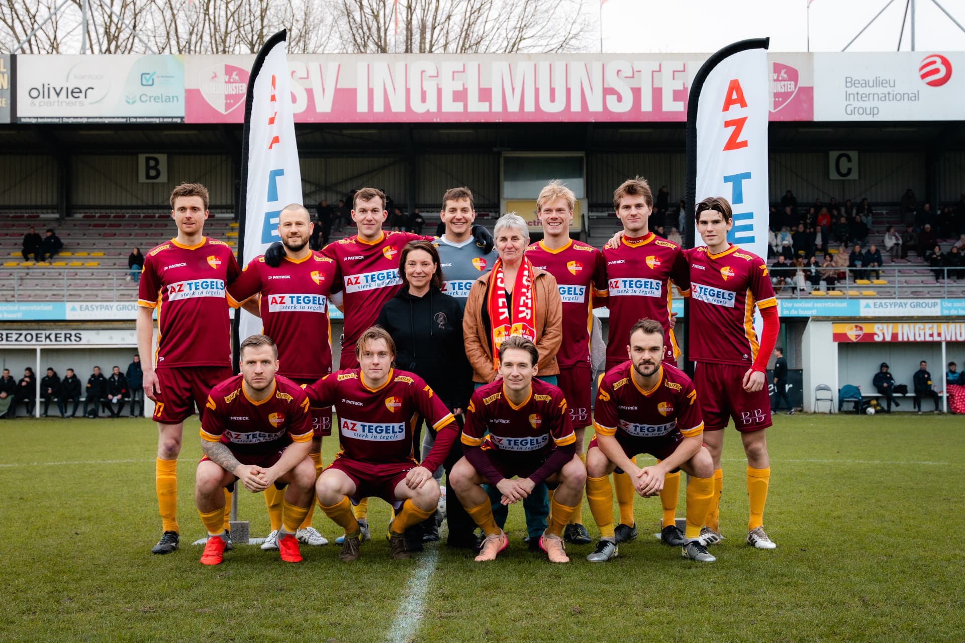 Ploegfoto van SV Ingelmunster voor de tribune