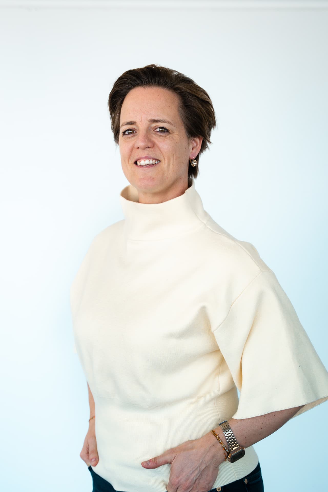 Portret van een medewerker van Attent in ecru trui