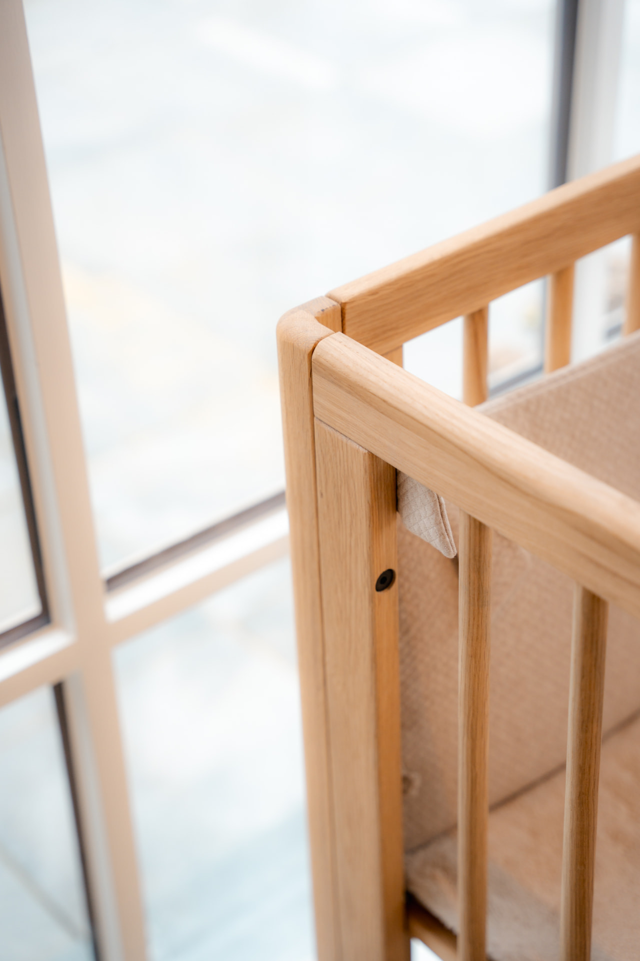 Detail van de houten hoekverbinding van een babybed