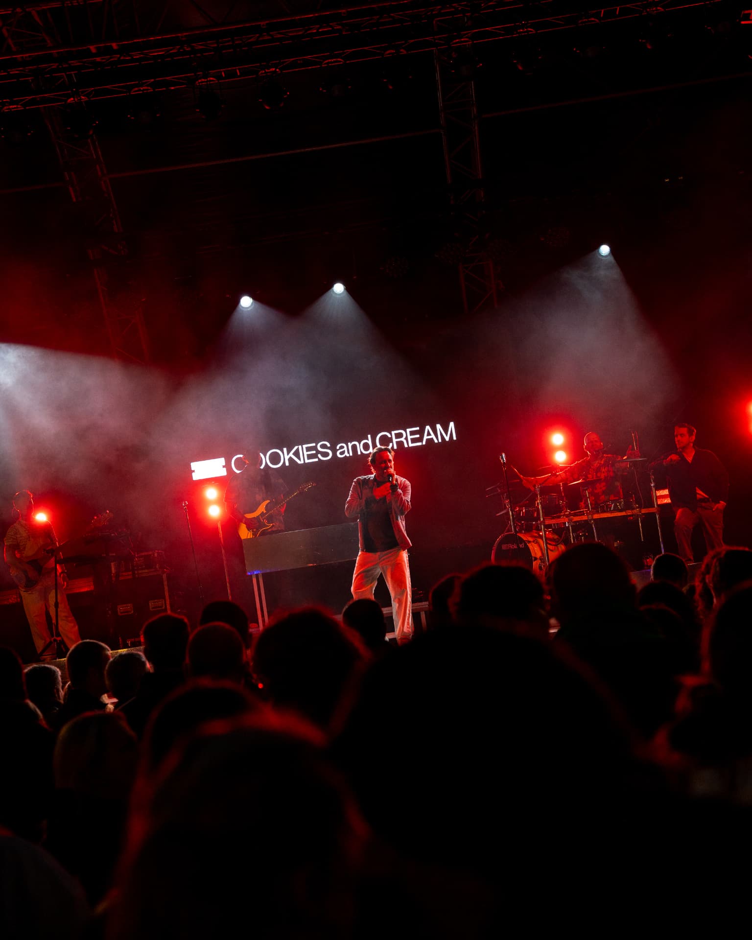 Cookies and Cream in rood licht met publiek voor het podium