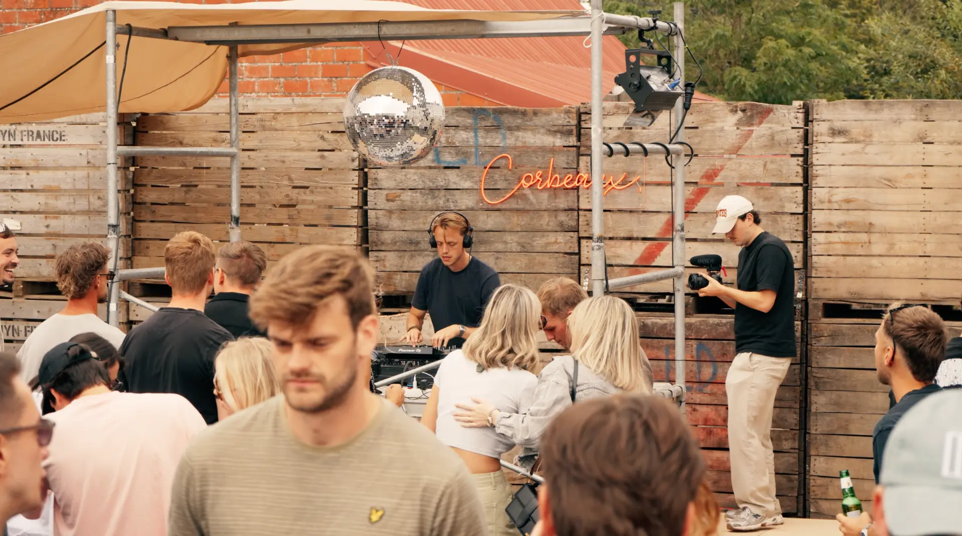 DJ Milito achter de decks op het open air techno feest Corbeaux