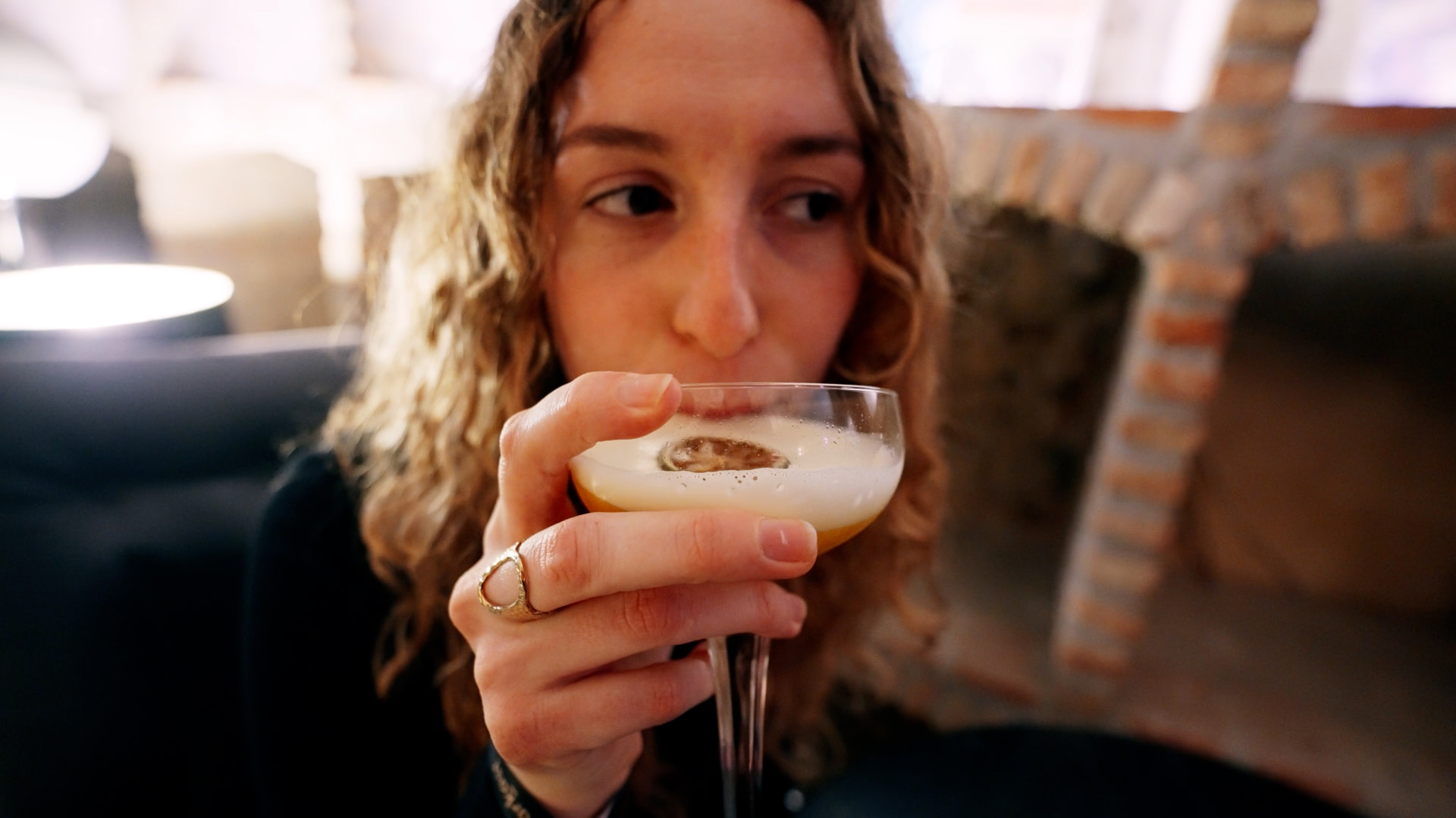 Gast die een cocktail drinkt in warm licht