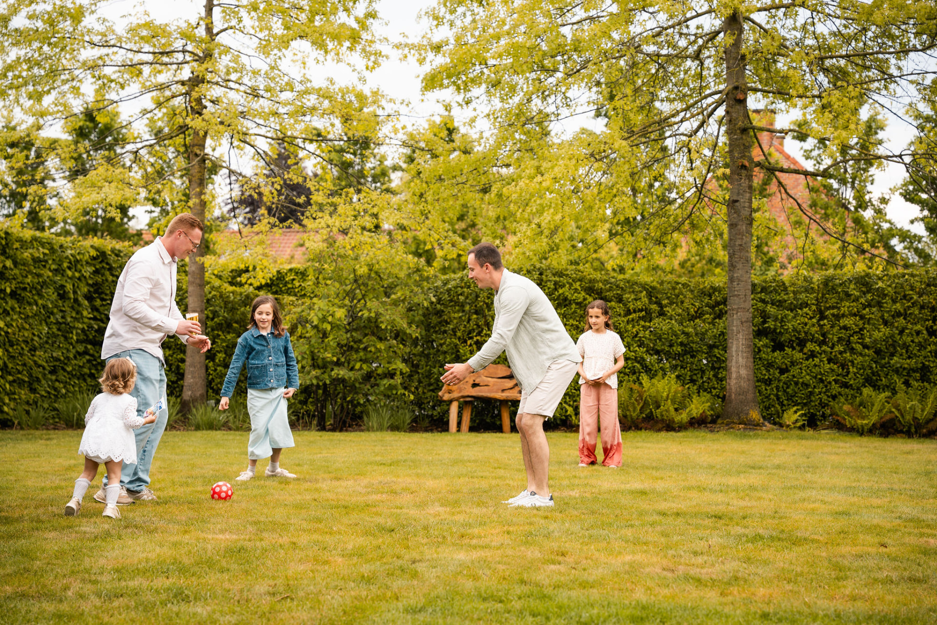 Gasten spelen met de kinderen voetbal in de tuin