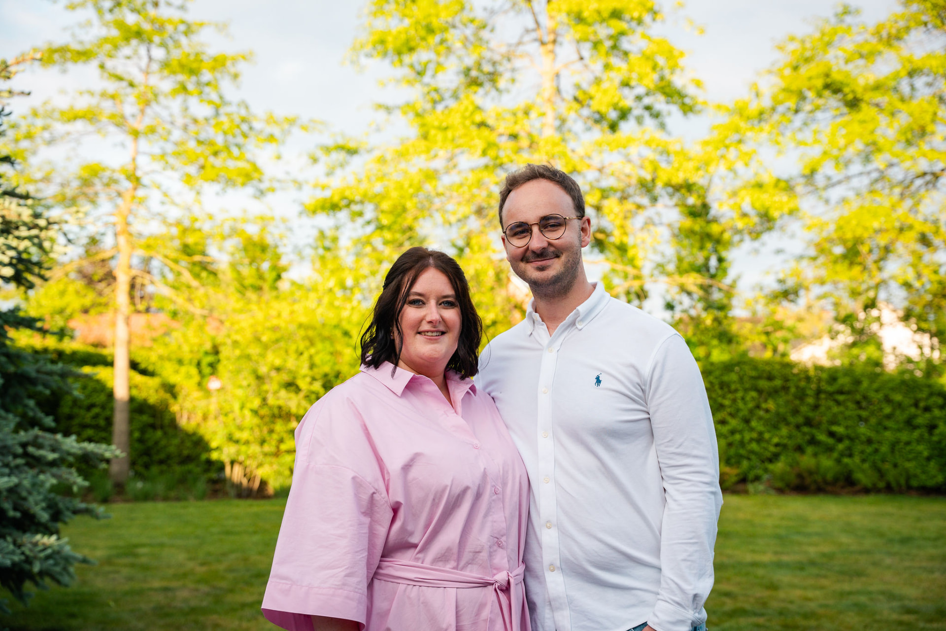 Portret van de ouders in de tuin bij avondlicht