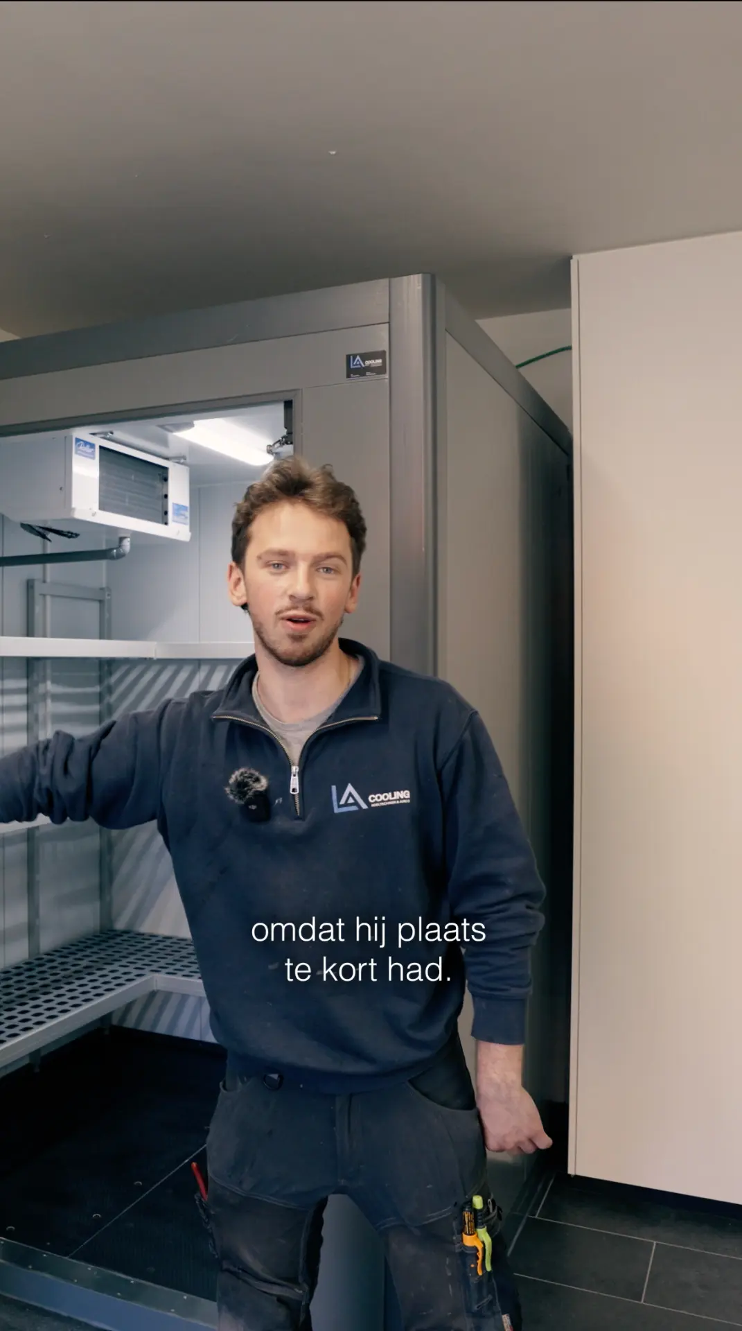 Zaakvoerder van La Cooling legt een geplaatste koelcel uit