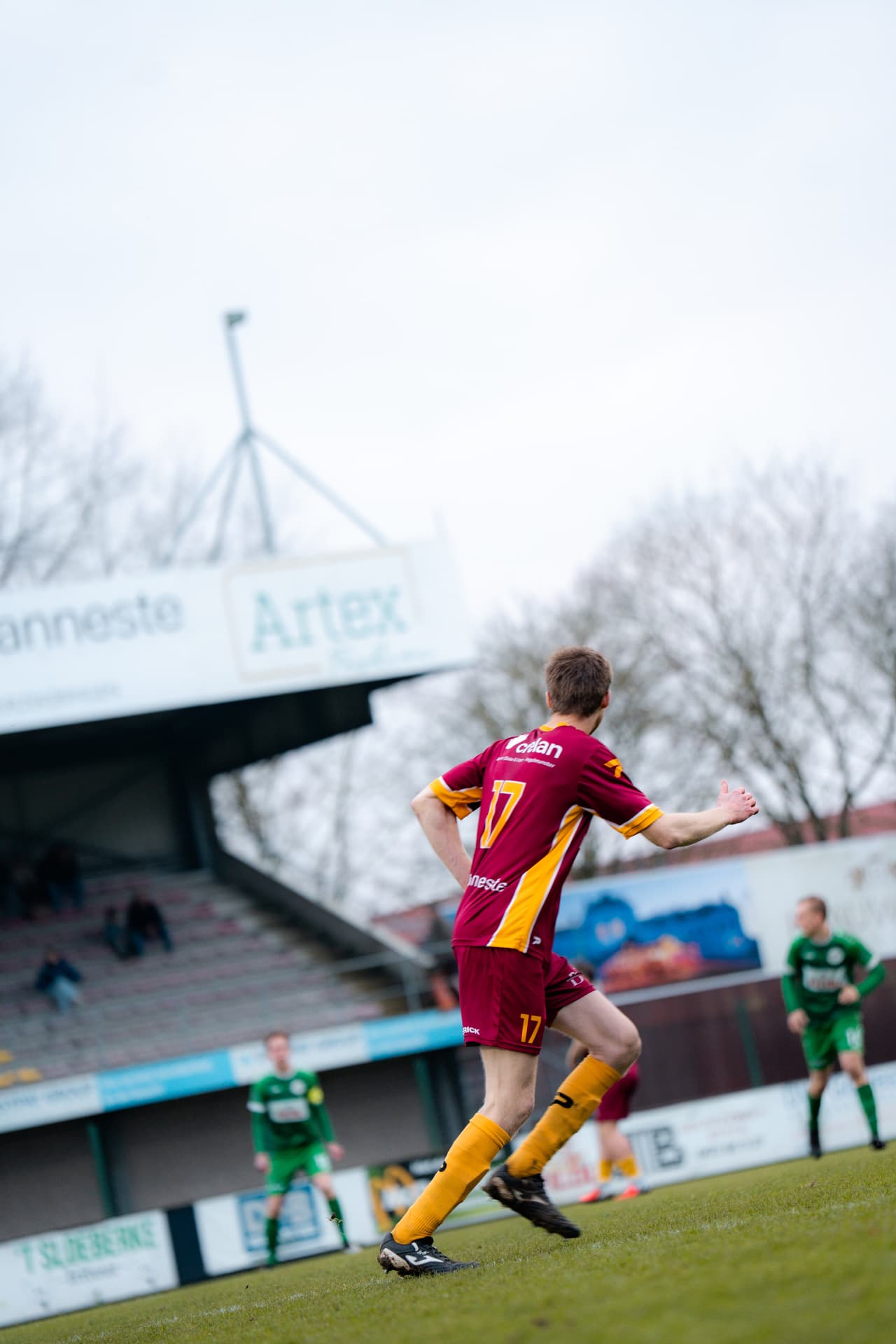 Speler met rugnummer 17 sprint richting de tribune