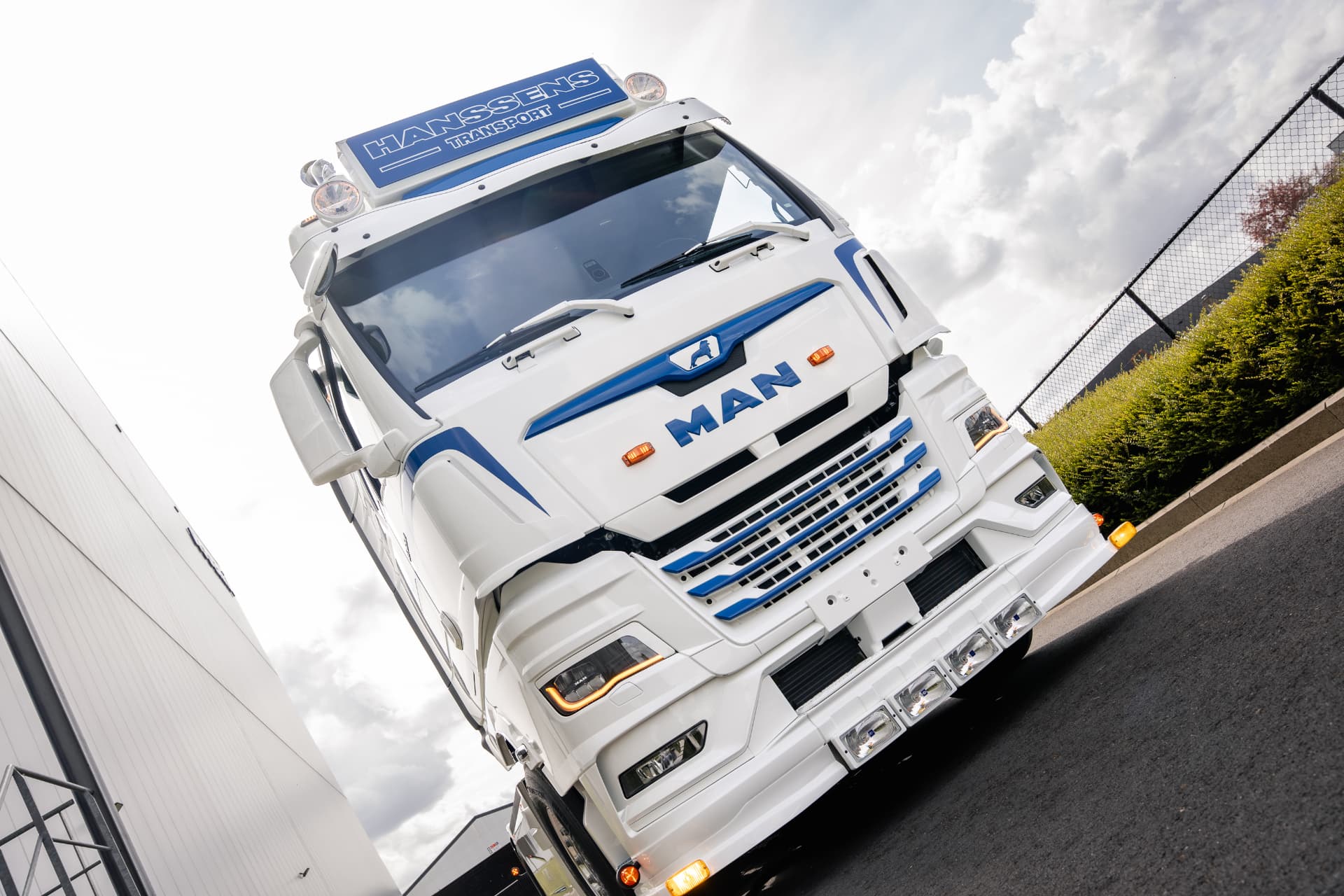 MAN-truck met Hanssens Transport-lichtbak, schuin genomen vooraanzicht