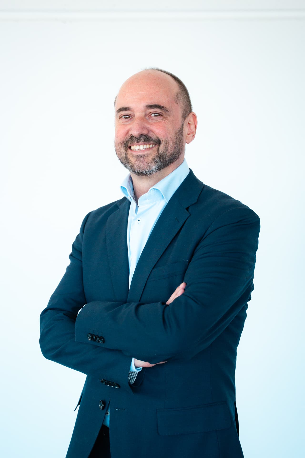 Portret van een medewerker van Attent in donkerblauw kostuum