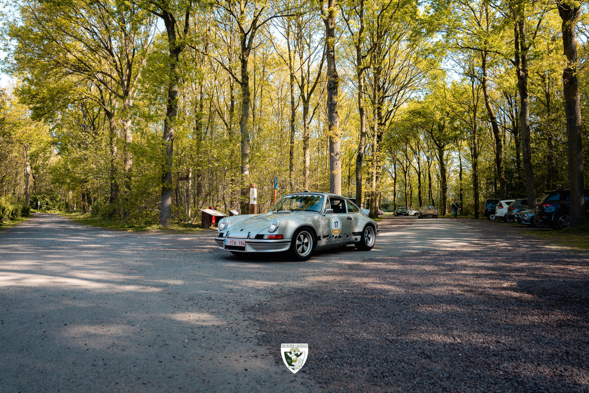 Zilveren klassieke Porsche 911 op een bosweg
