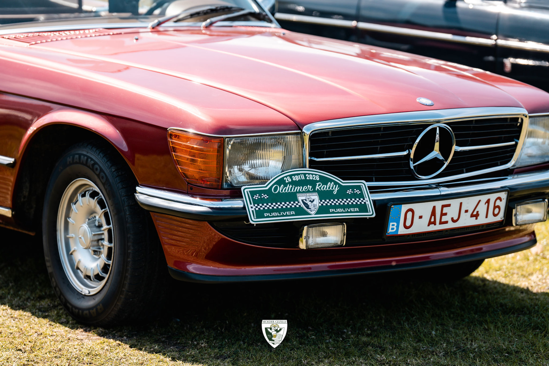 Detail van een rode Mercedes SL met rallyplaat van de Oldtimer Rally