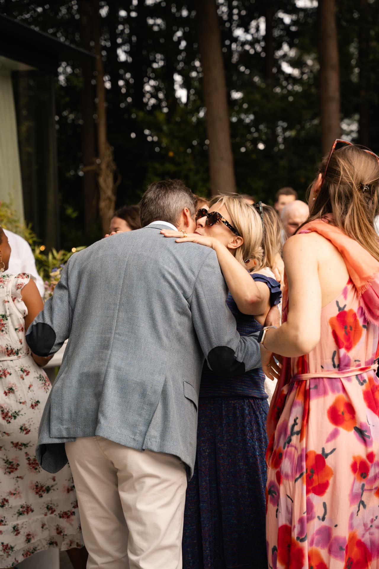 Gasten begroeten elkaar tijdens het feest