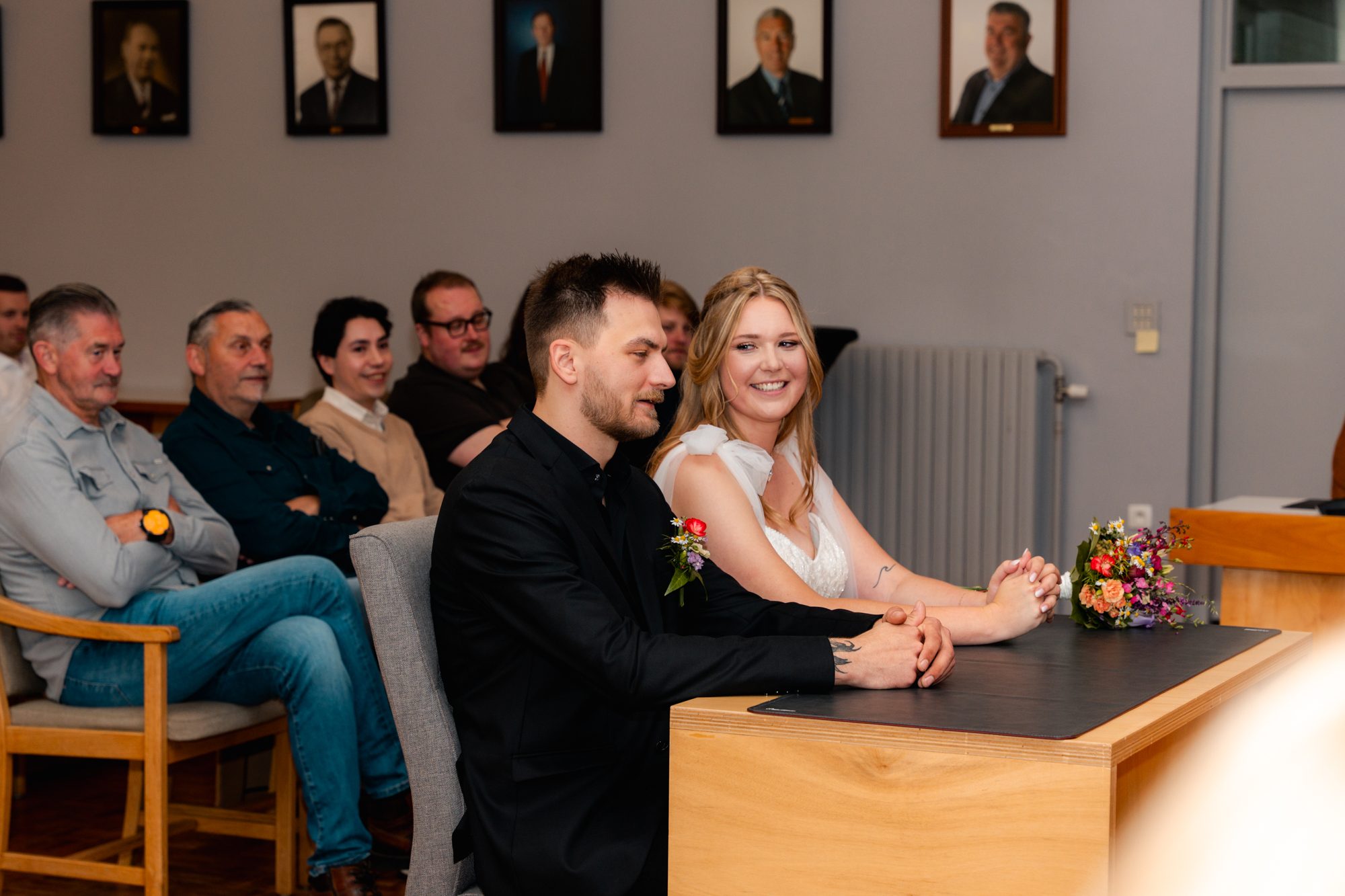 Horizontale documentaire foto van het burgerlijk huwelijk van Camille en Maarten