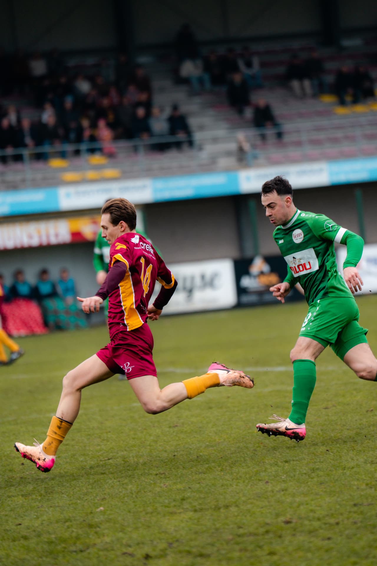 Sprintduel tussen speler 14 en een tegenstander in het groen