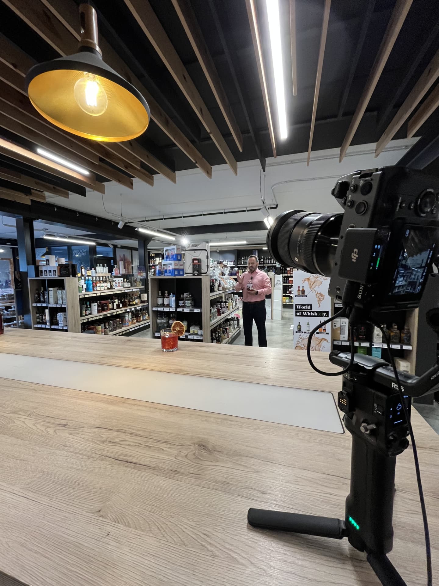 Camera op gimbal tijdens een opname in een drankenwinkel
