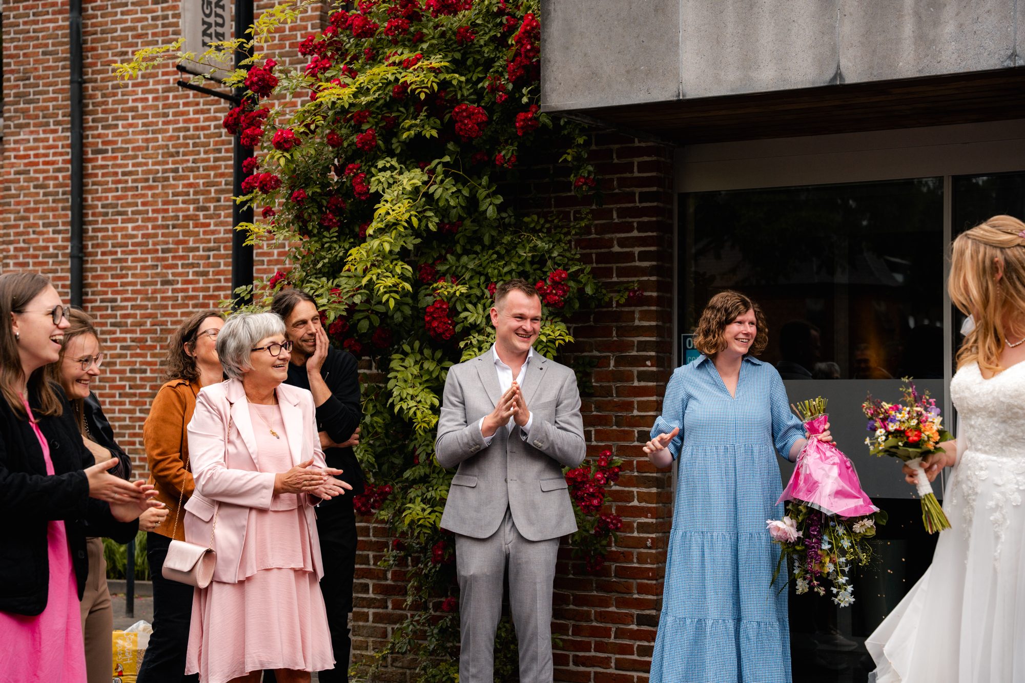 Horizontale documentaire foto van het burgerlijk huwelijk van Camille en Maarten