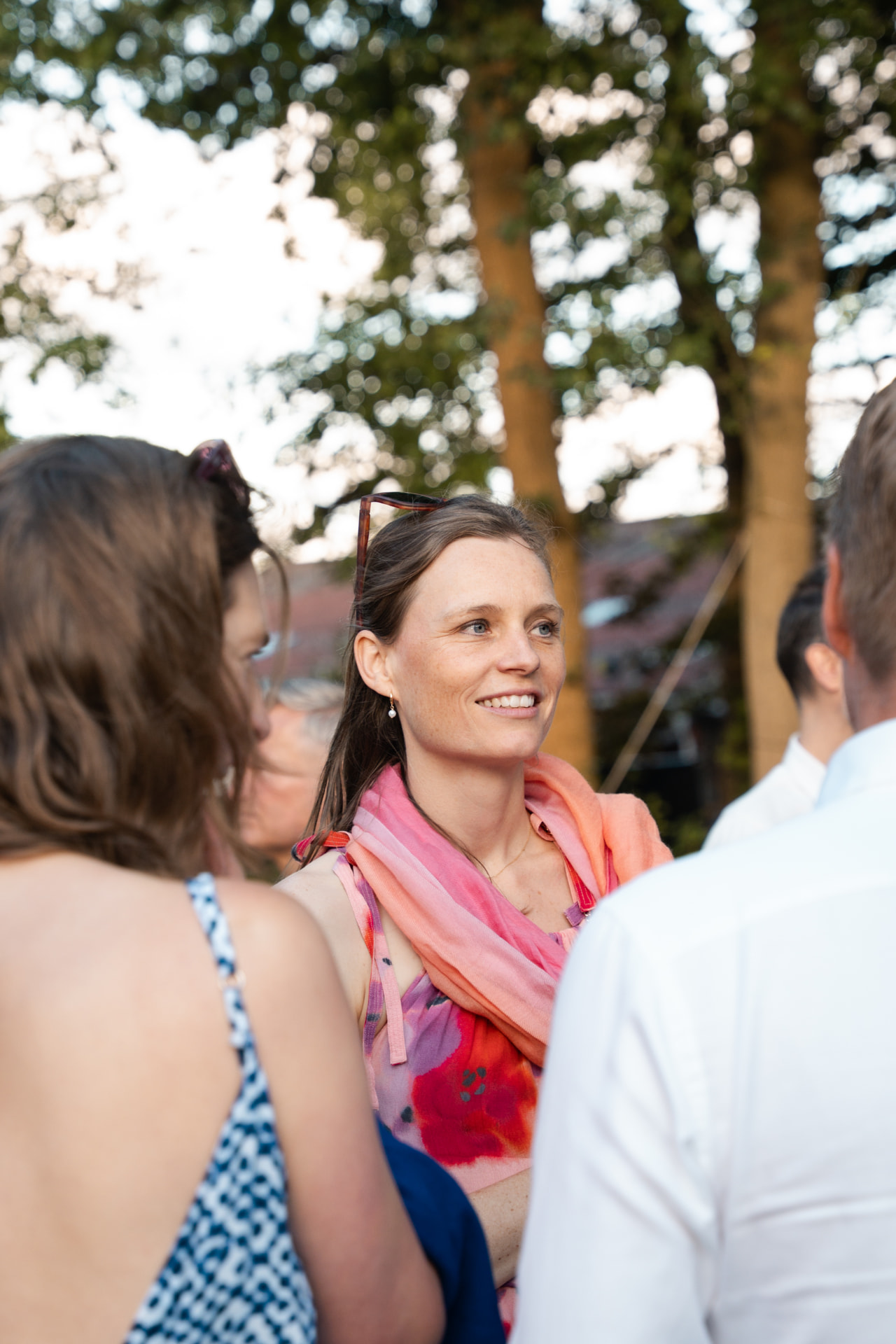 Lachende gast in gesprek in het late avondlicht