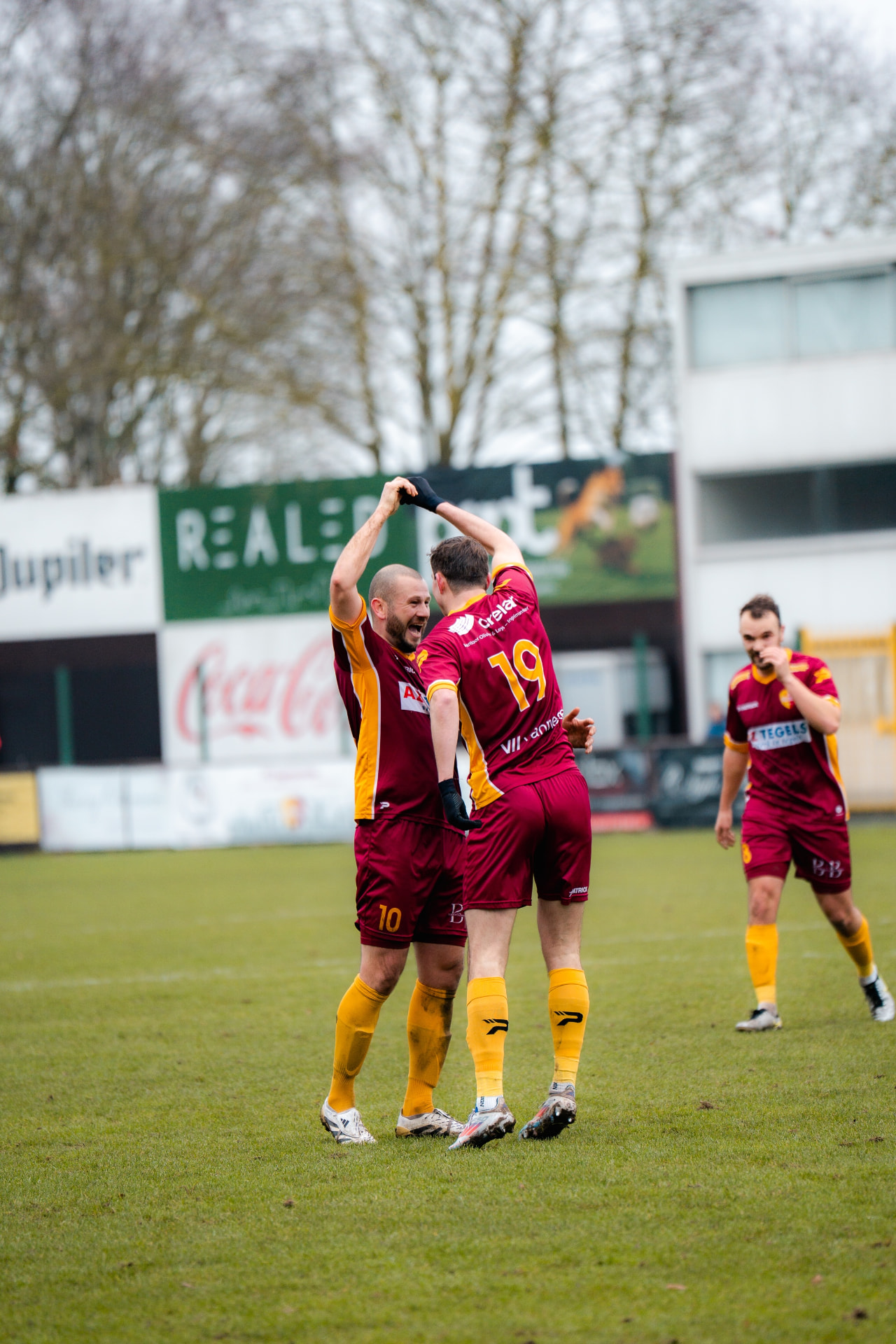 Twee spelers vieren samen een doelpunt