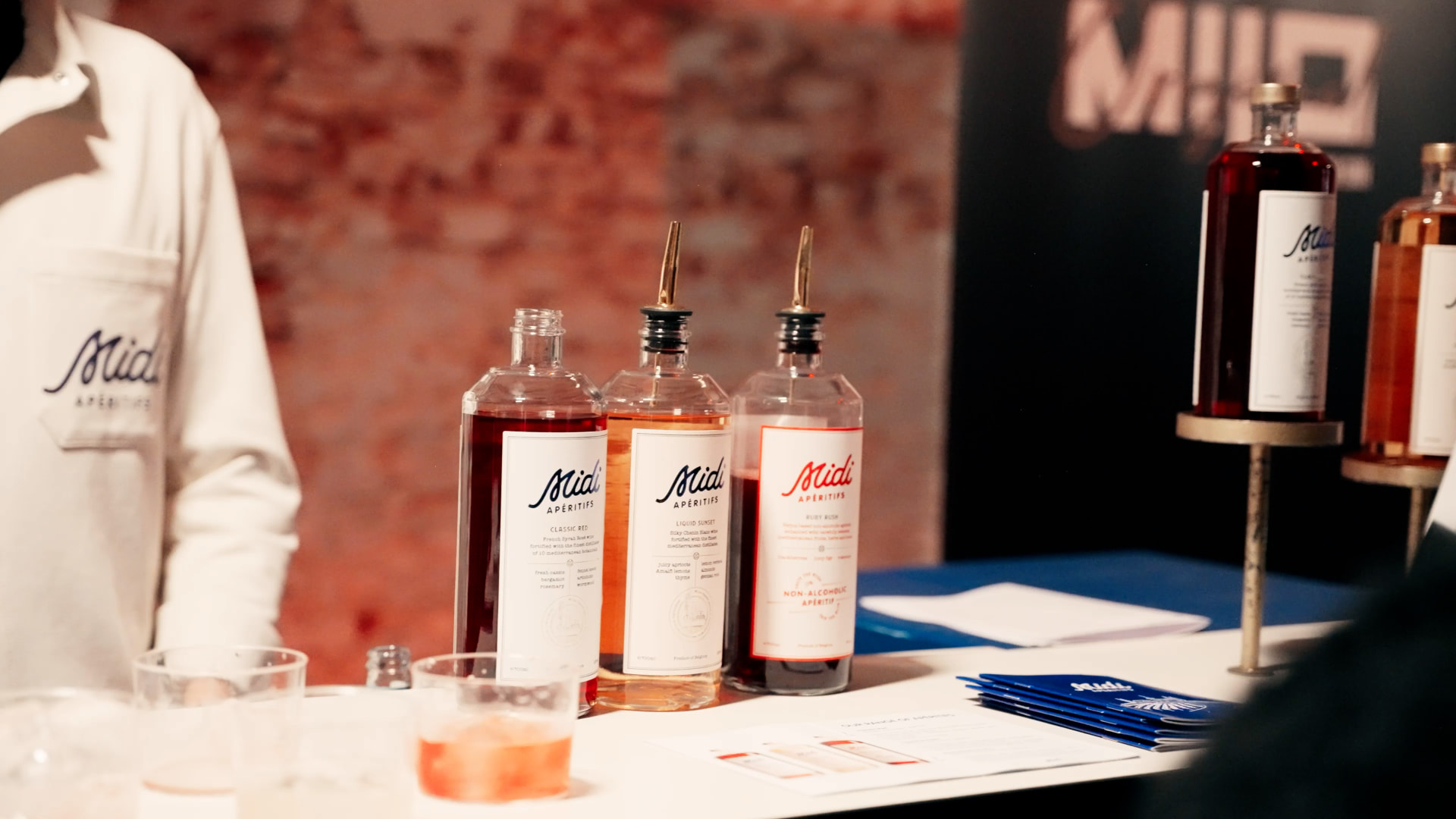Flessen Midi apéritifs op de tastingtafel