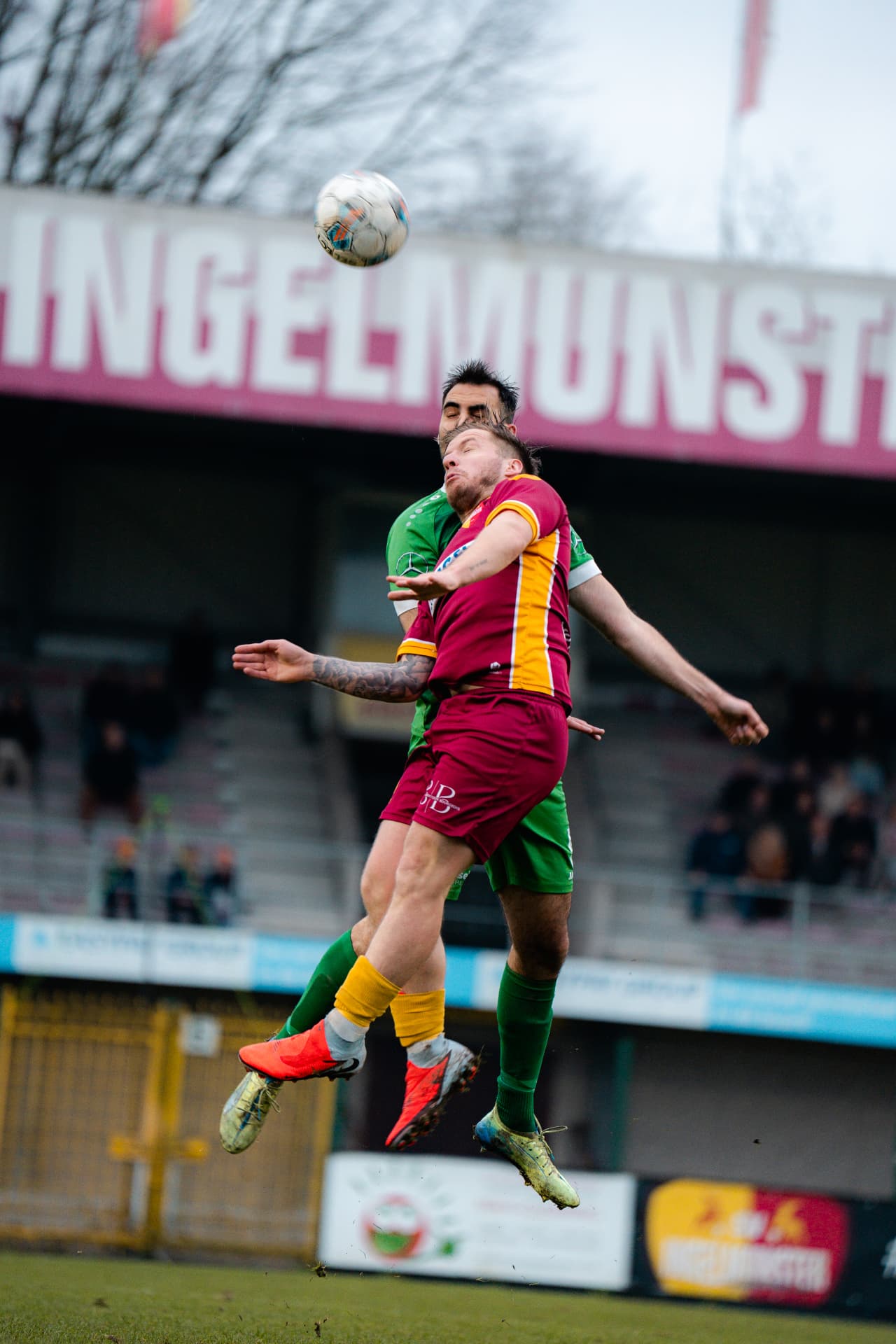 Kopduel hoog in de lucht voor het bord van Ingelmunster