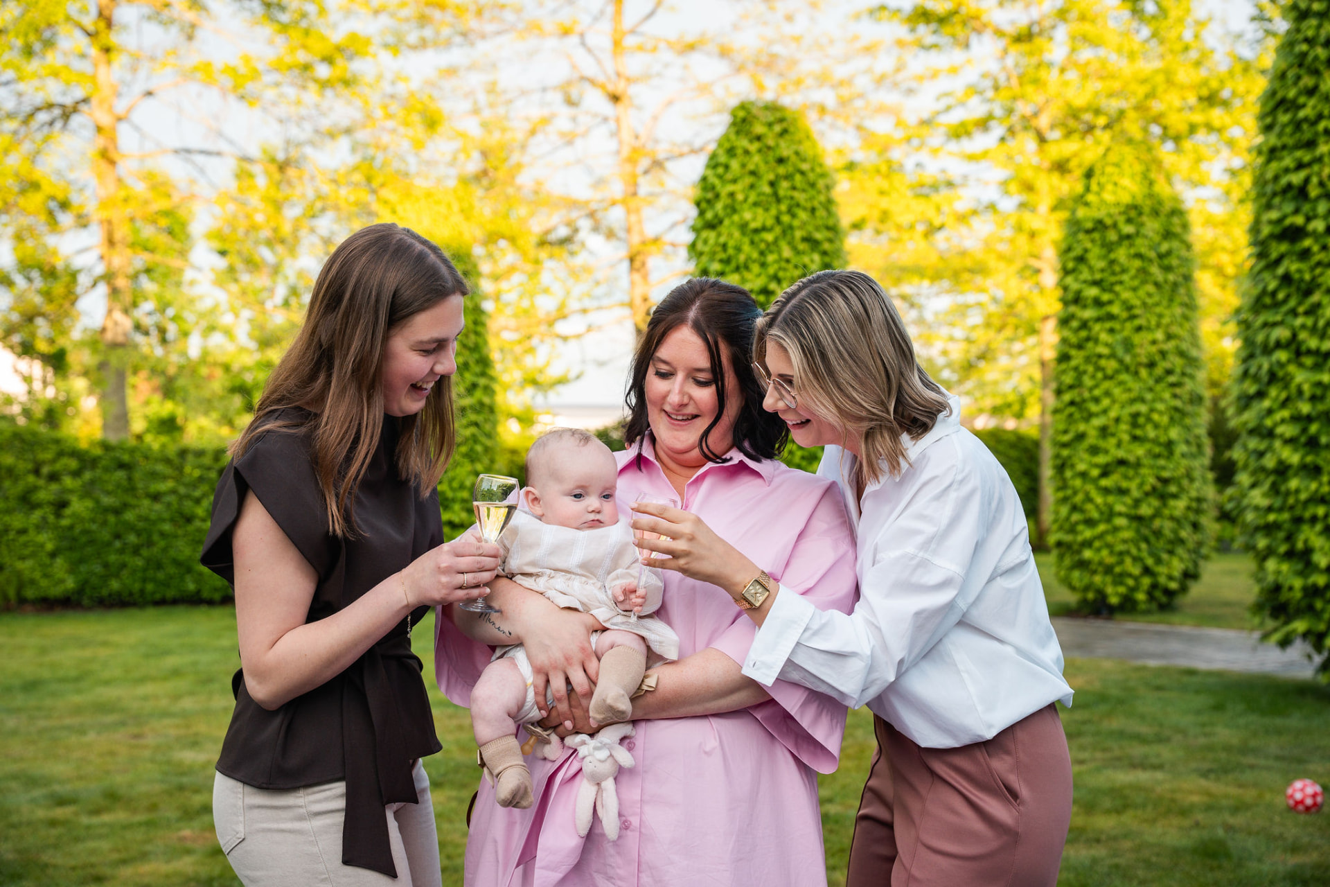 Vriendinnen klinken bij de baby met een glas cava