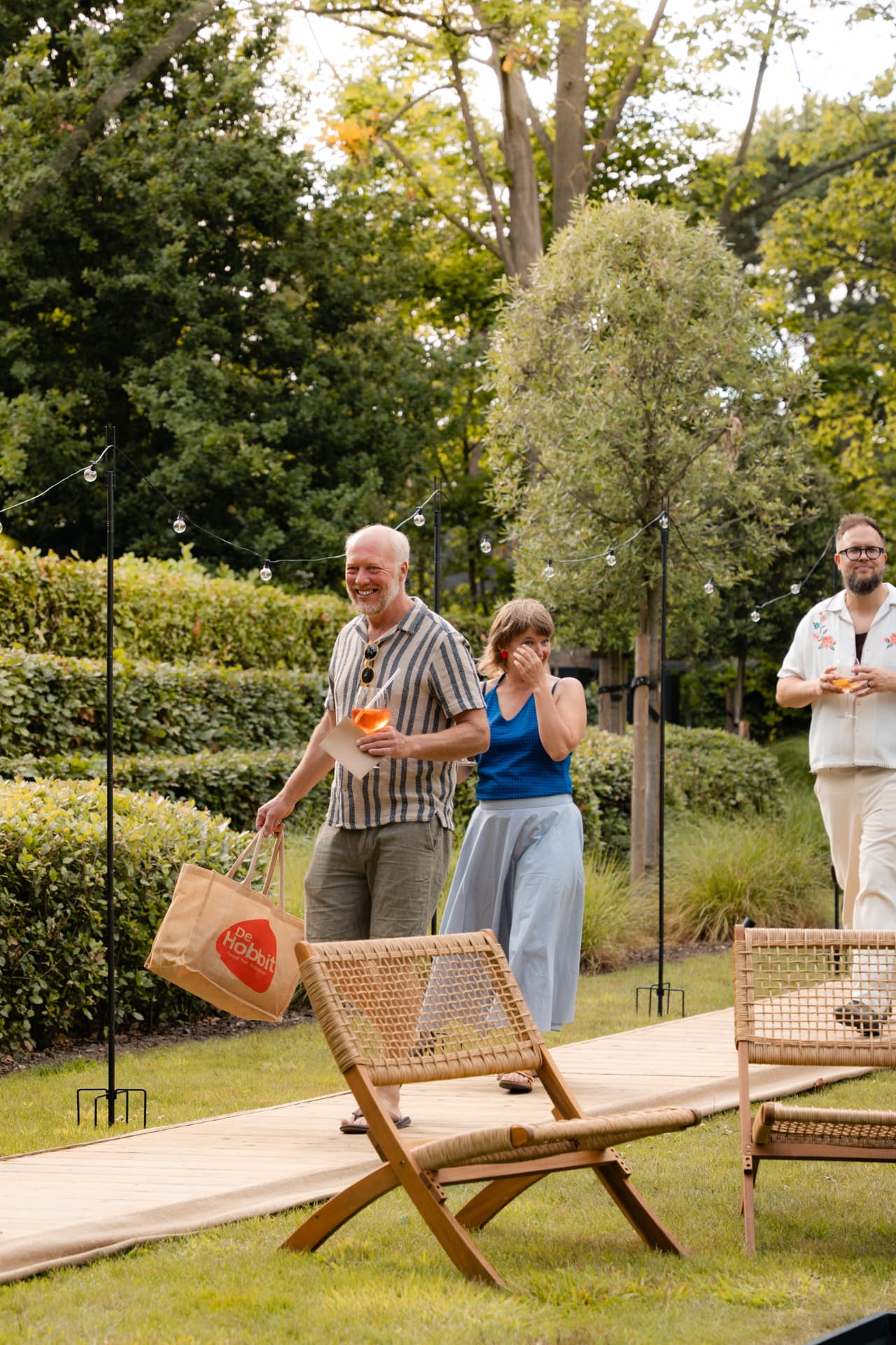 Aankomende gasten met aperitief op het houten pad