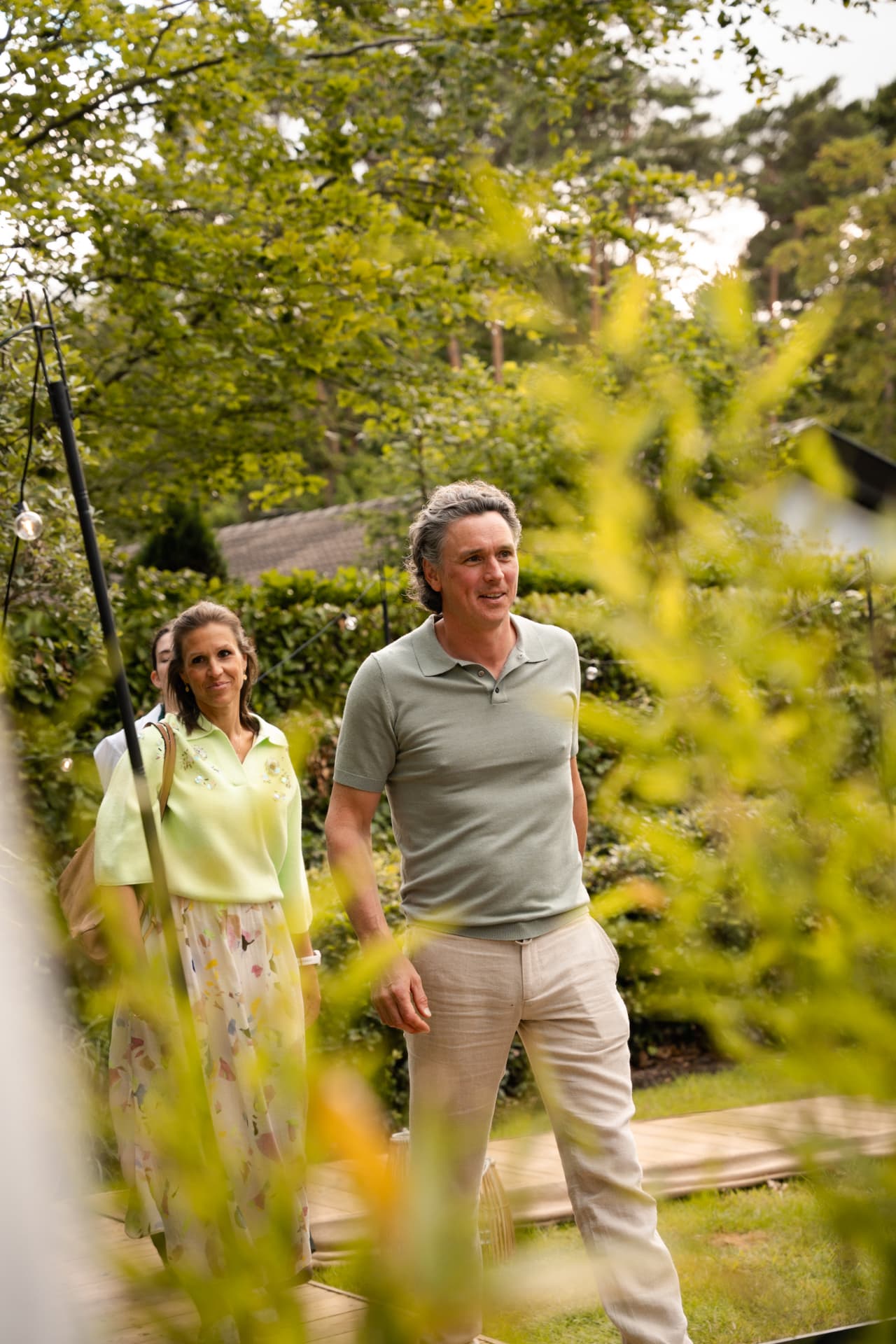 Aankomende gasten door het groen van de tuin