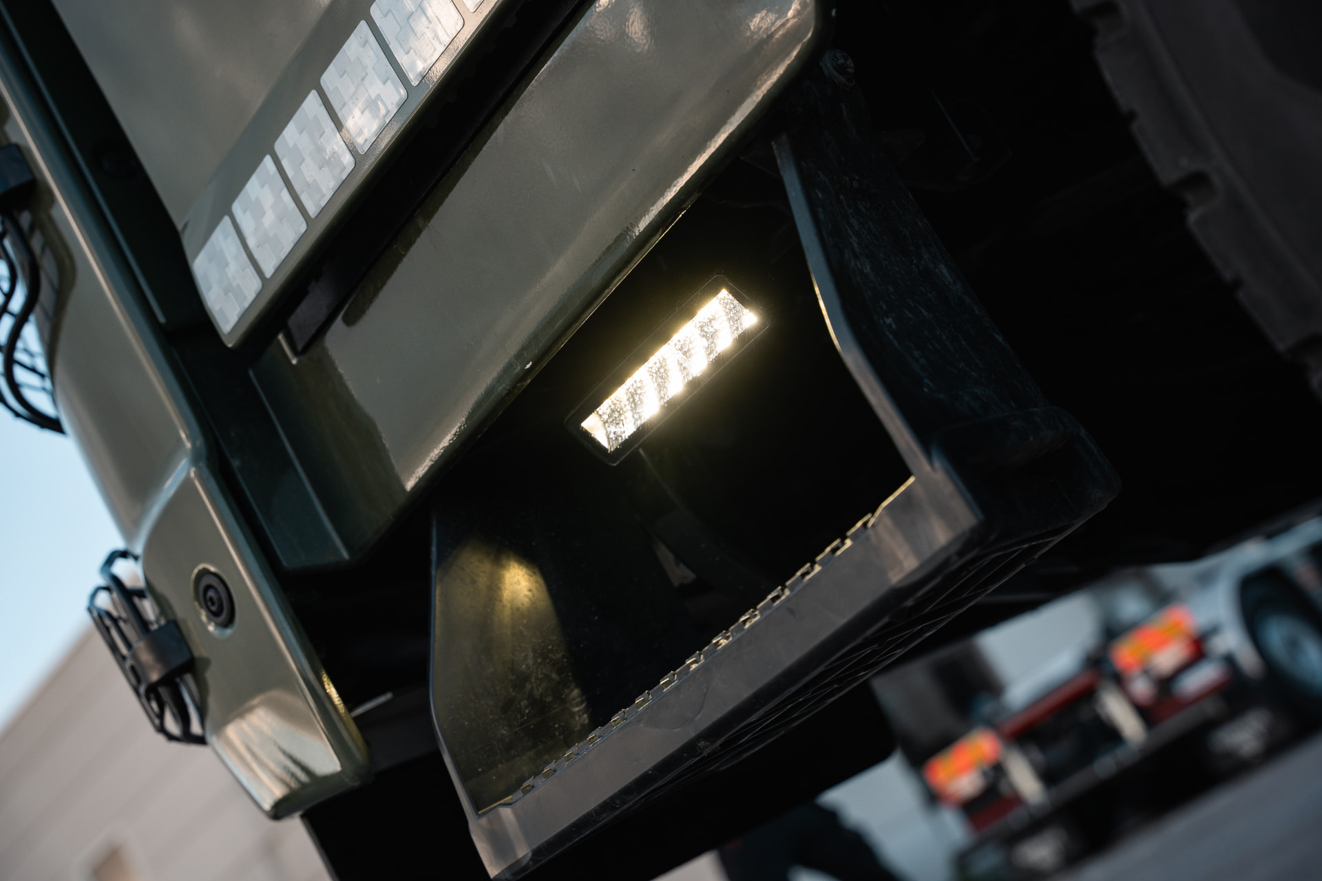Werklamp onder de kipbak van de vrachtwagen