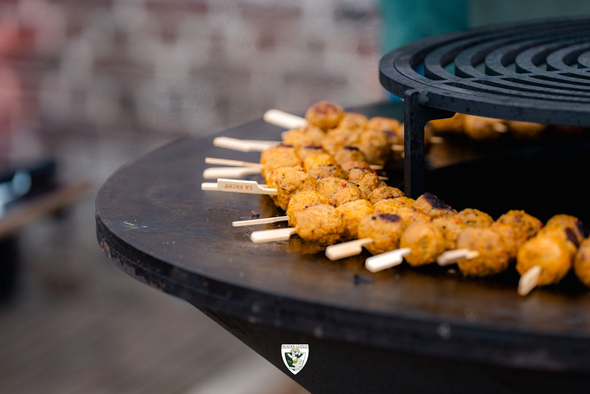 Brochettes op de vuurschaal tijdens de barbecue