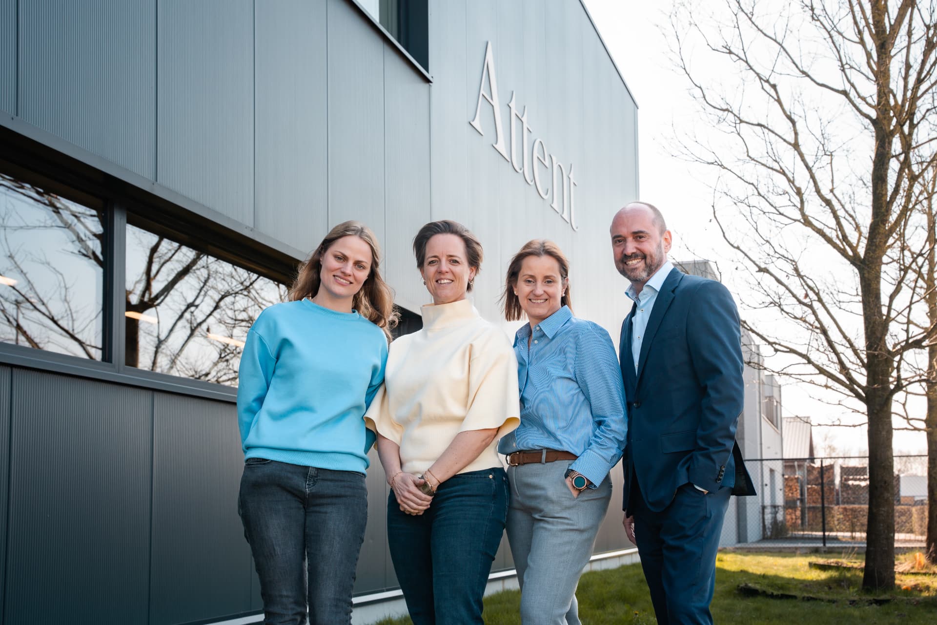 Het team van Attent voor het bedrijfsgebouw
