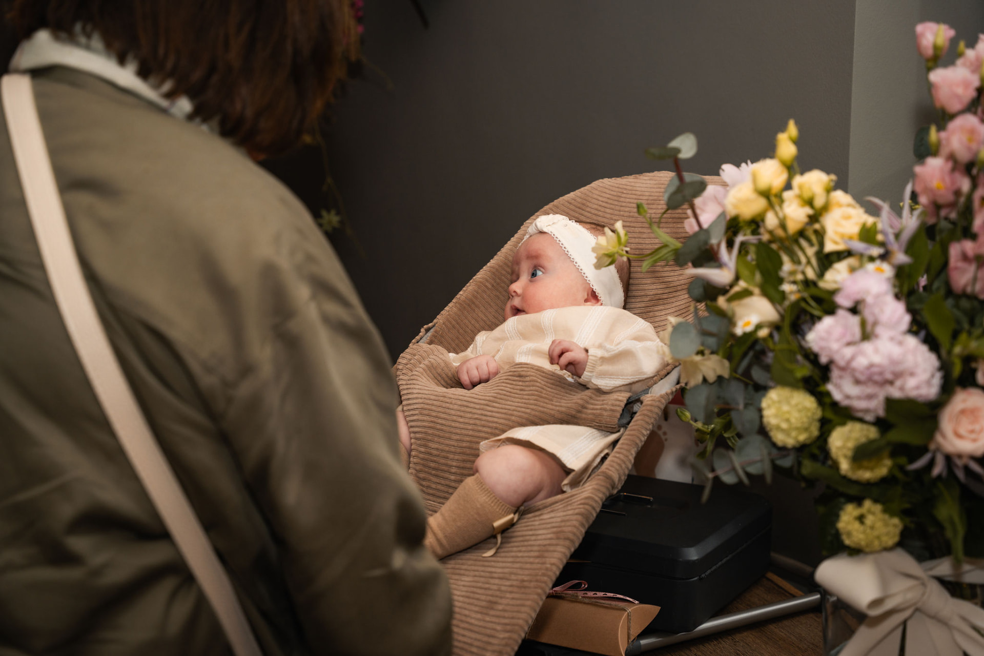 Manon kijkt nieuwsgierig omhoog naar een gast bij de bloemen