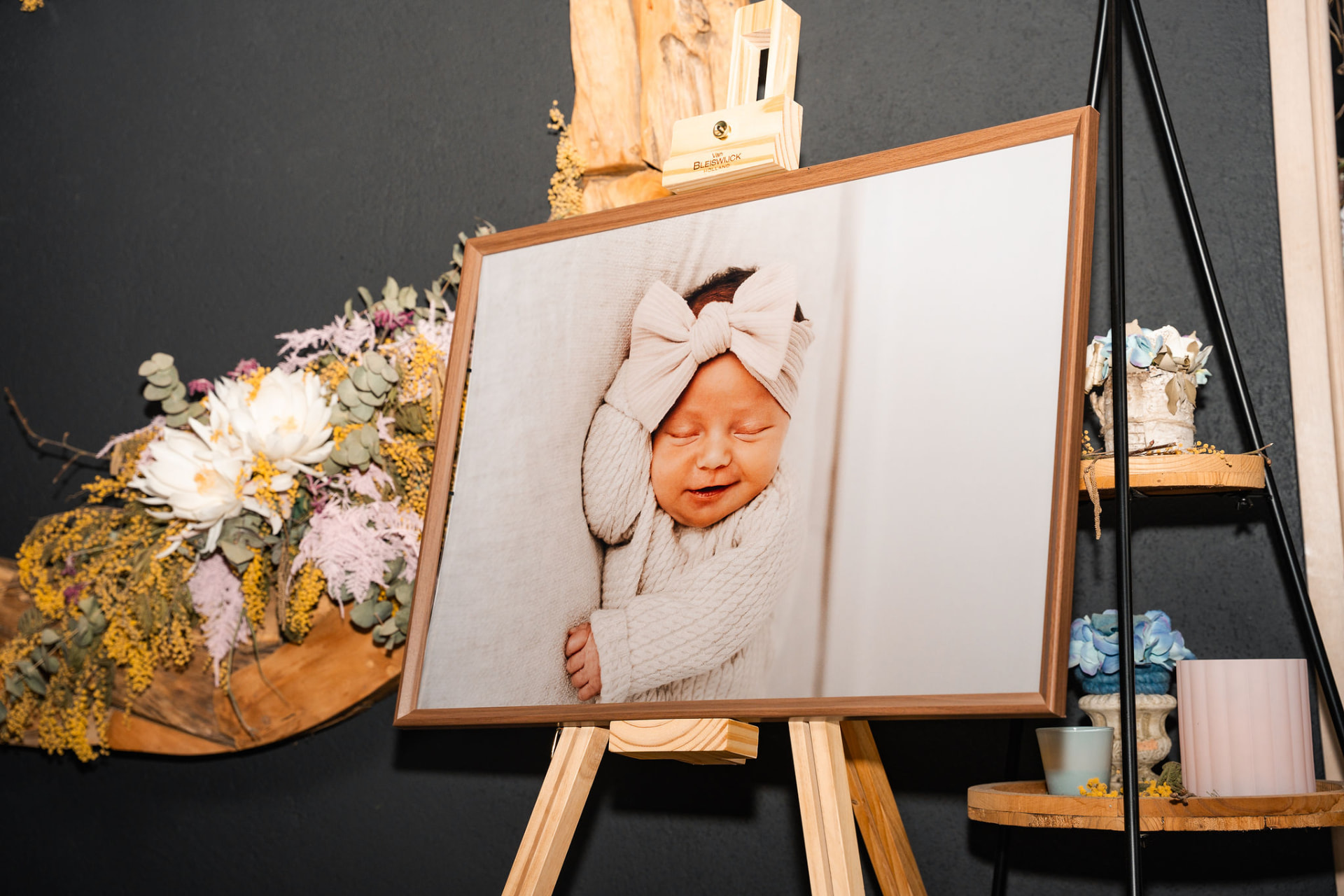 Ingelijste newbornfoto van Manon op een schildersezel