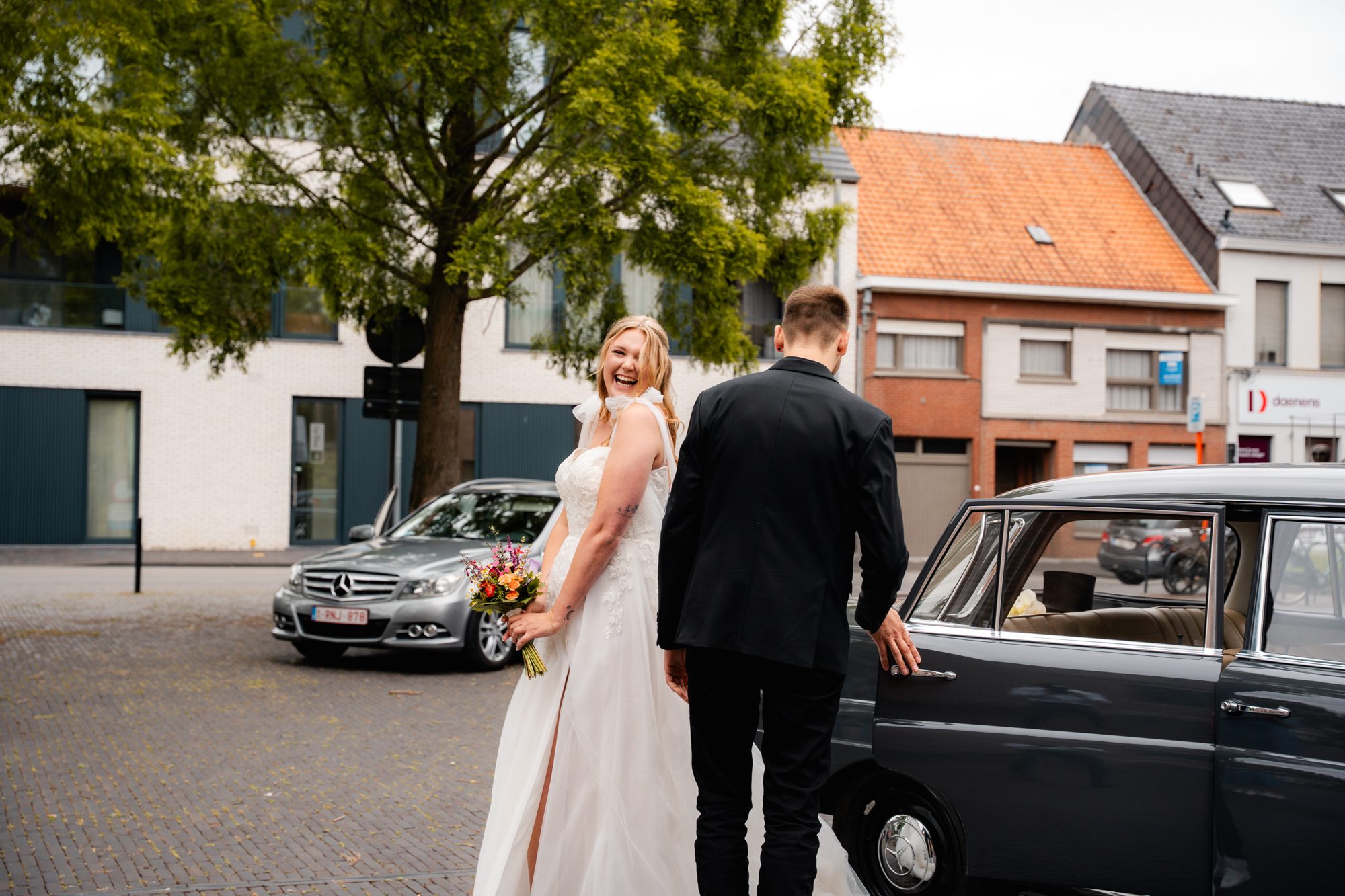 Horizontale documentaire foto van het burgerlijk huwelijk van Camille en Maarten