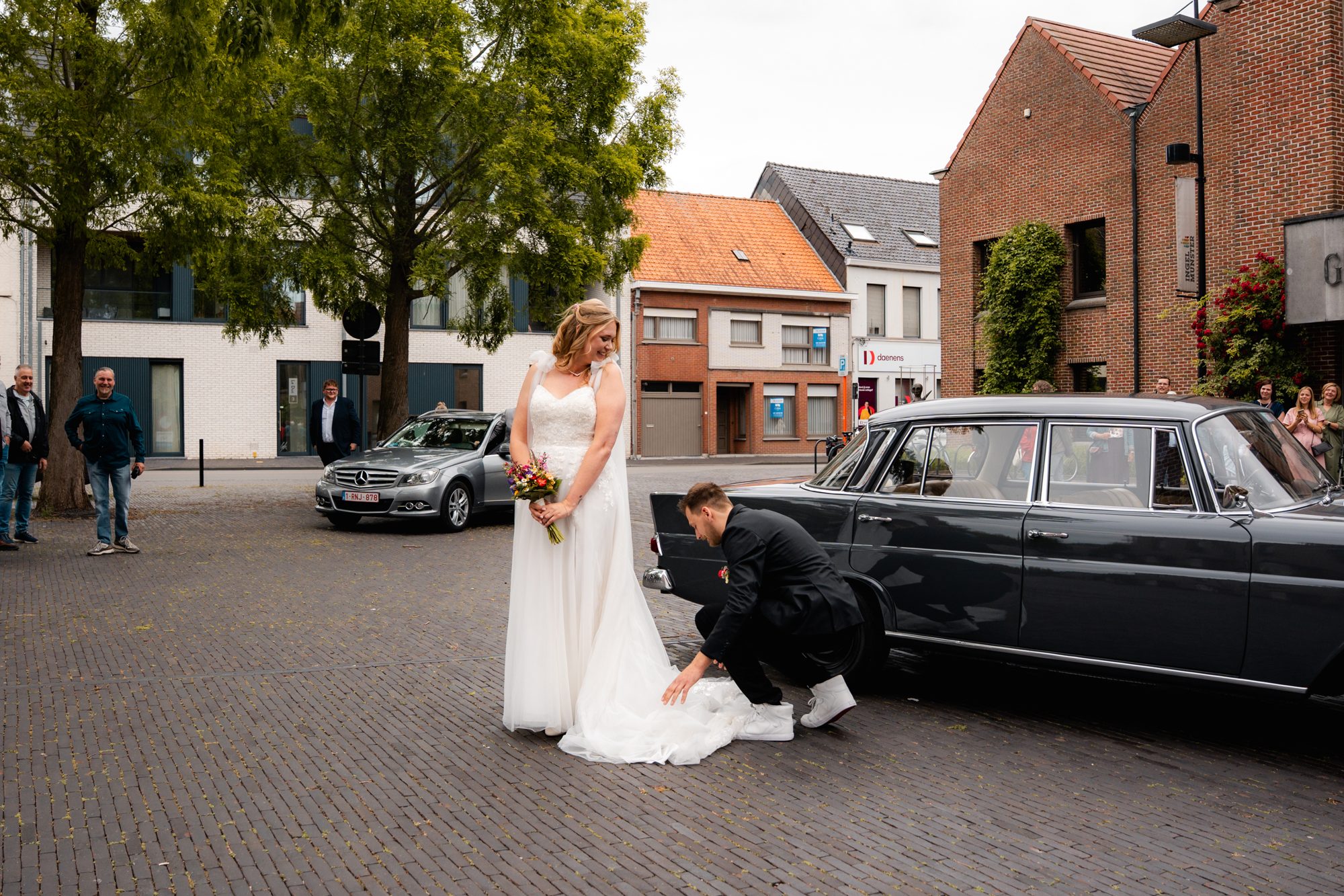 Horizontale documentaire foto van het burgerlijk huwelijk van Camille en Maarten