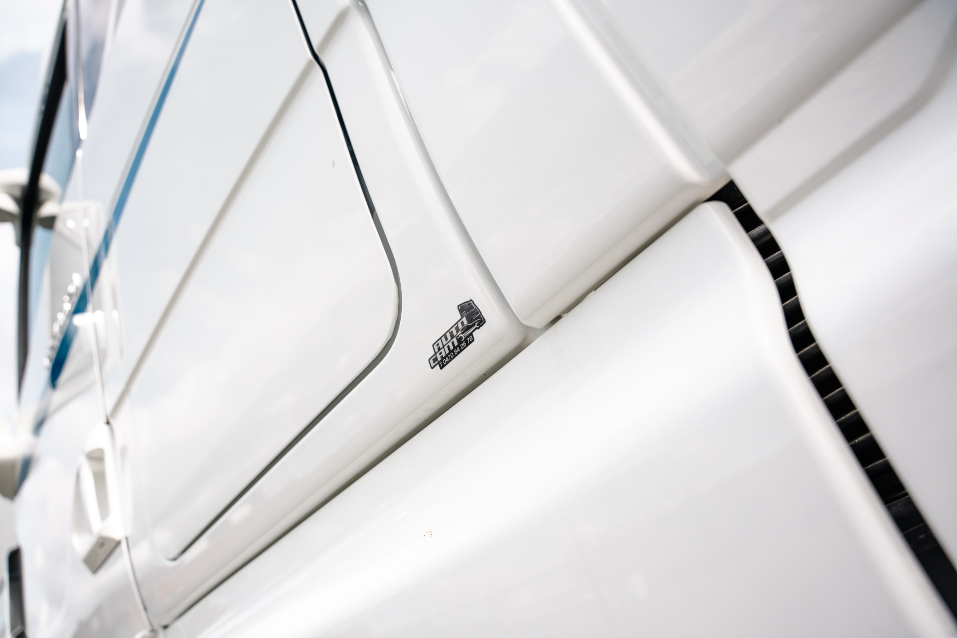 Autocam-sticker op de witte cabine van de vrachtwagen