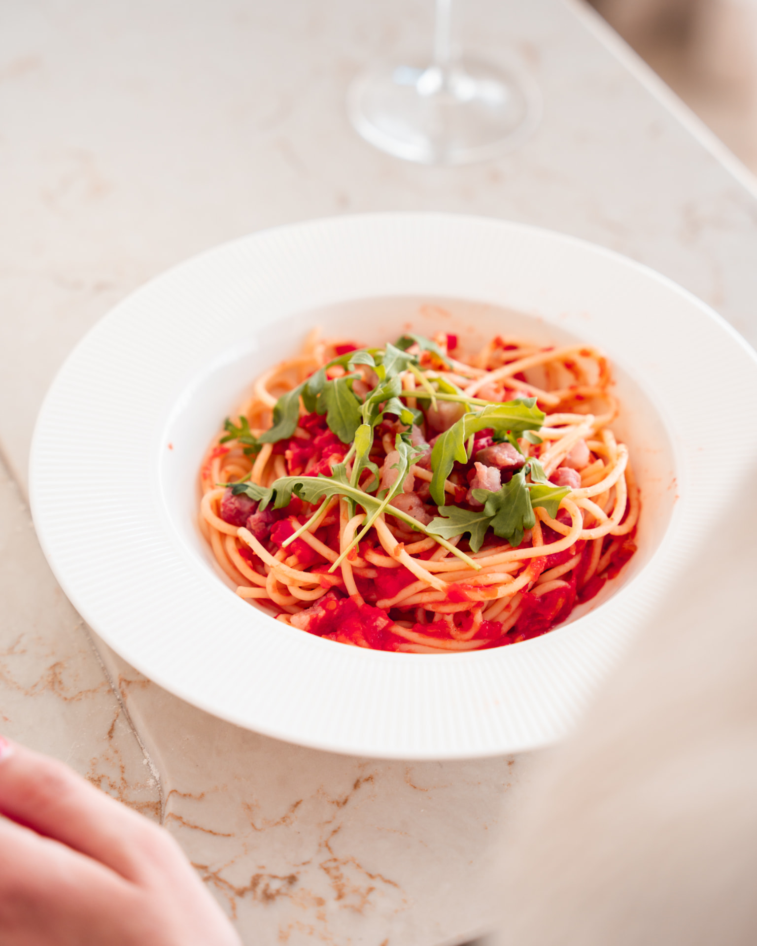 Bord spaghetti met rucola op een marmeren blad