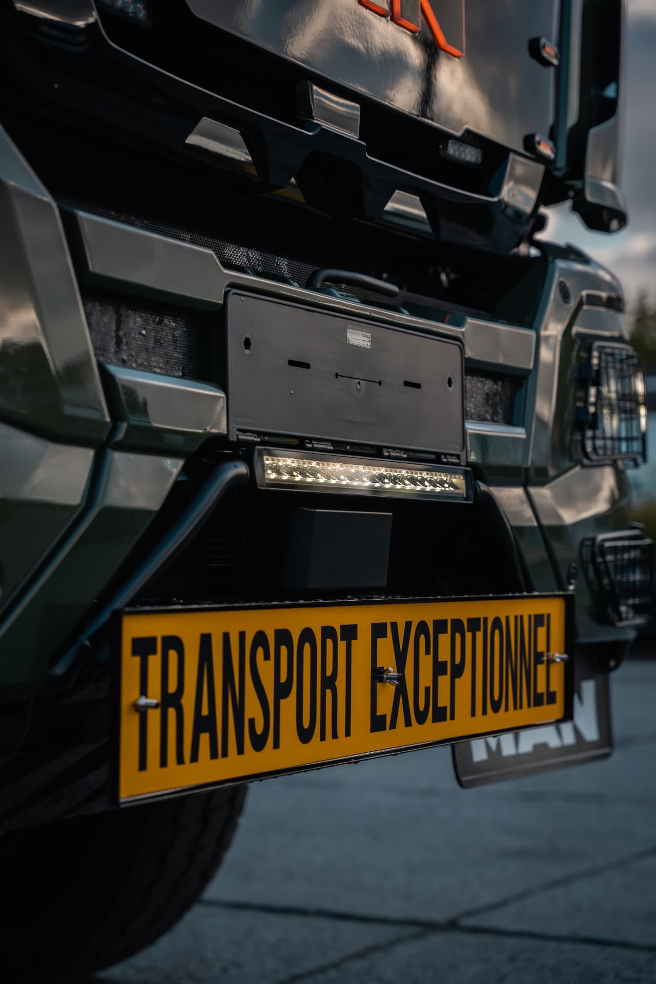 Detail van LED-lightbar en Transport Exceptionnel-bord op de bumper