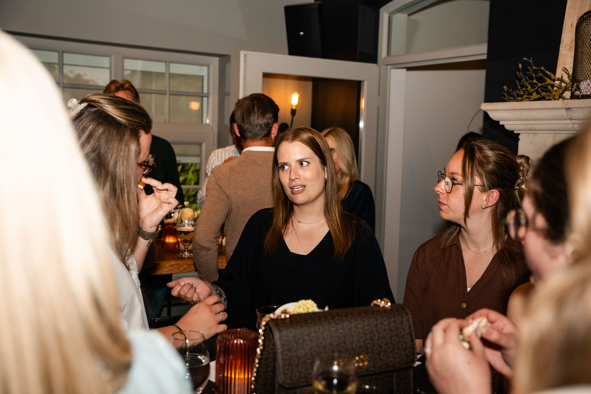 Vriendinnen in gesprek tijdens de babyborrel