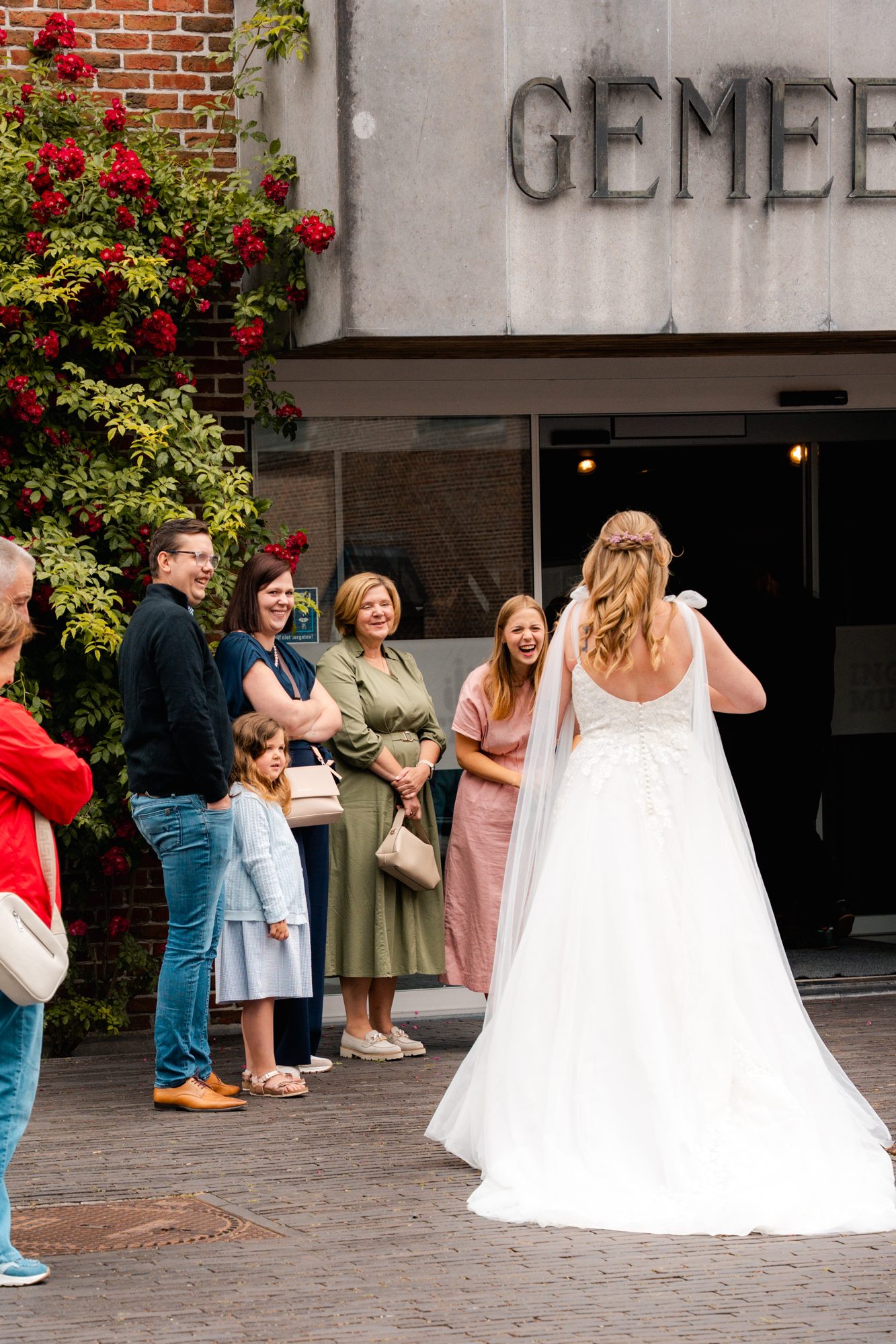 Verticale documentaire foto van het burgerlijk huwelijk van Camille en Maarten