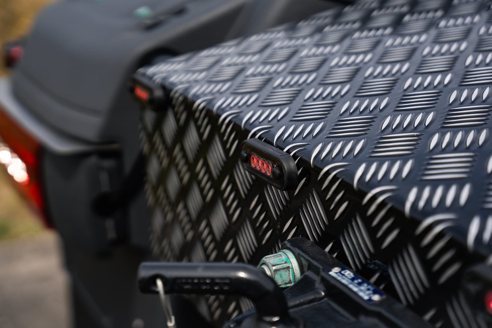 Traanplaatkist met LED-markeringslampen op het chassis