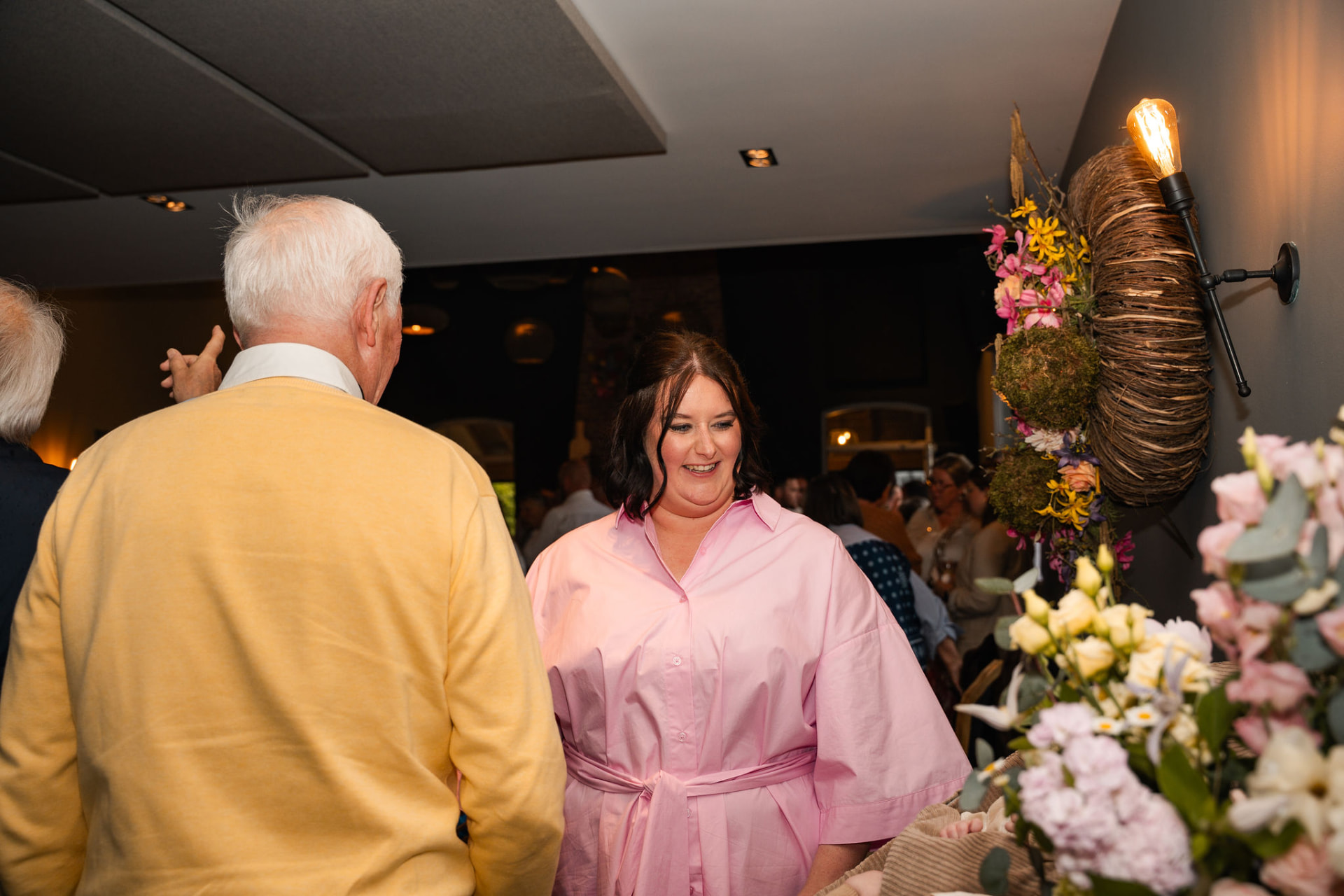 Mama in gesprek met opa tijdens de babyborrel