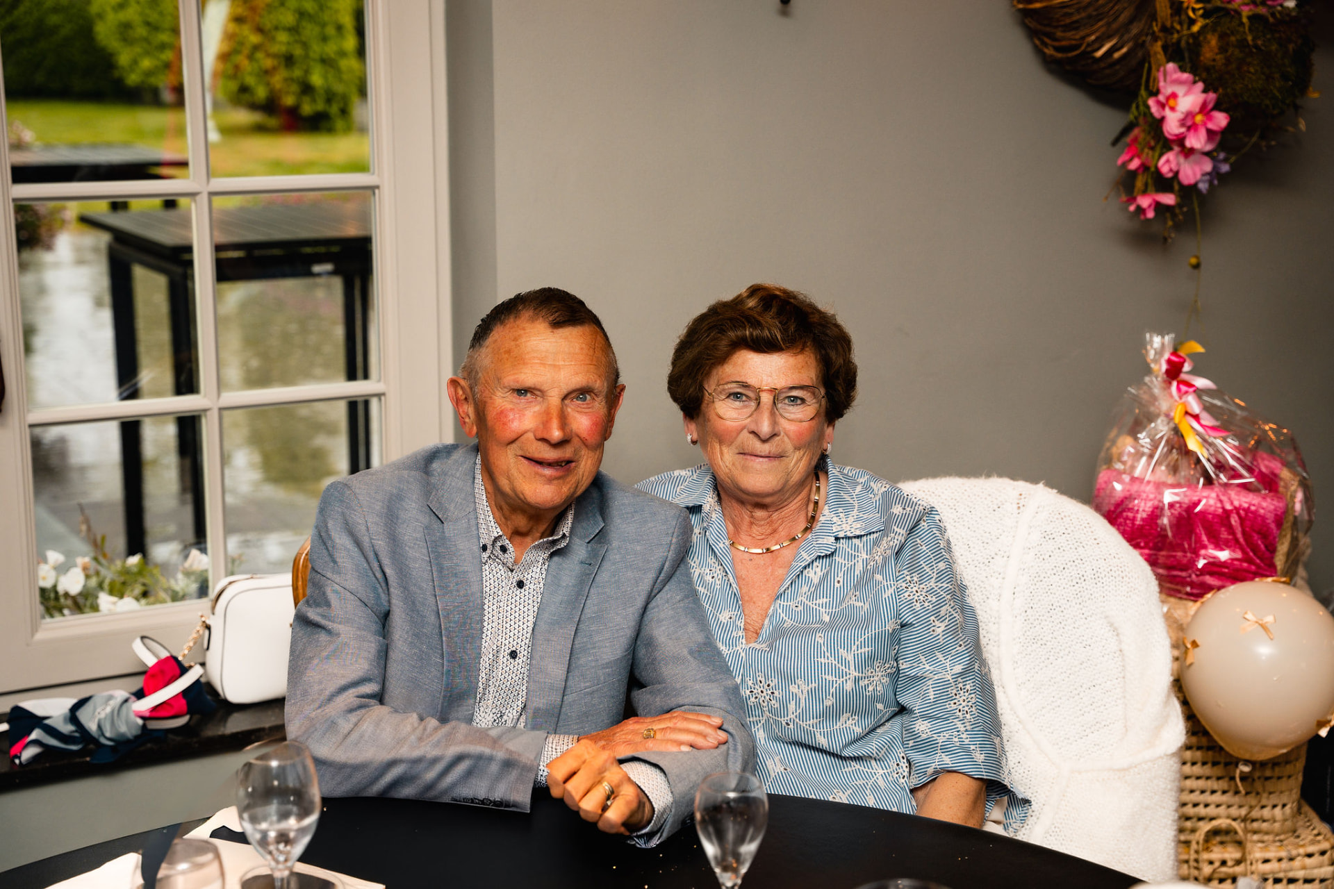 Opa en oma samen aan tafel bij het raam