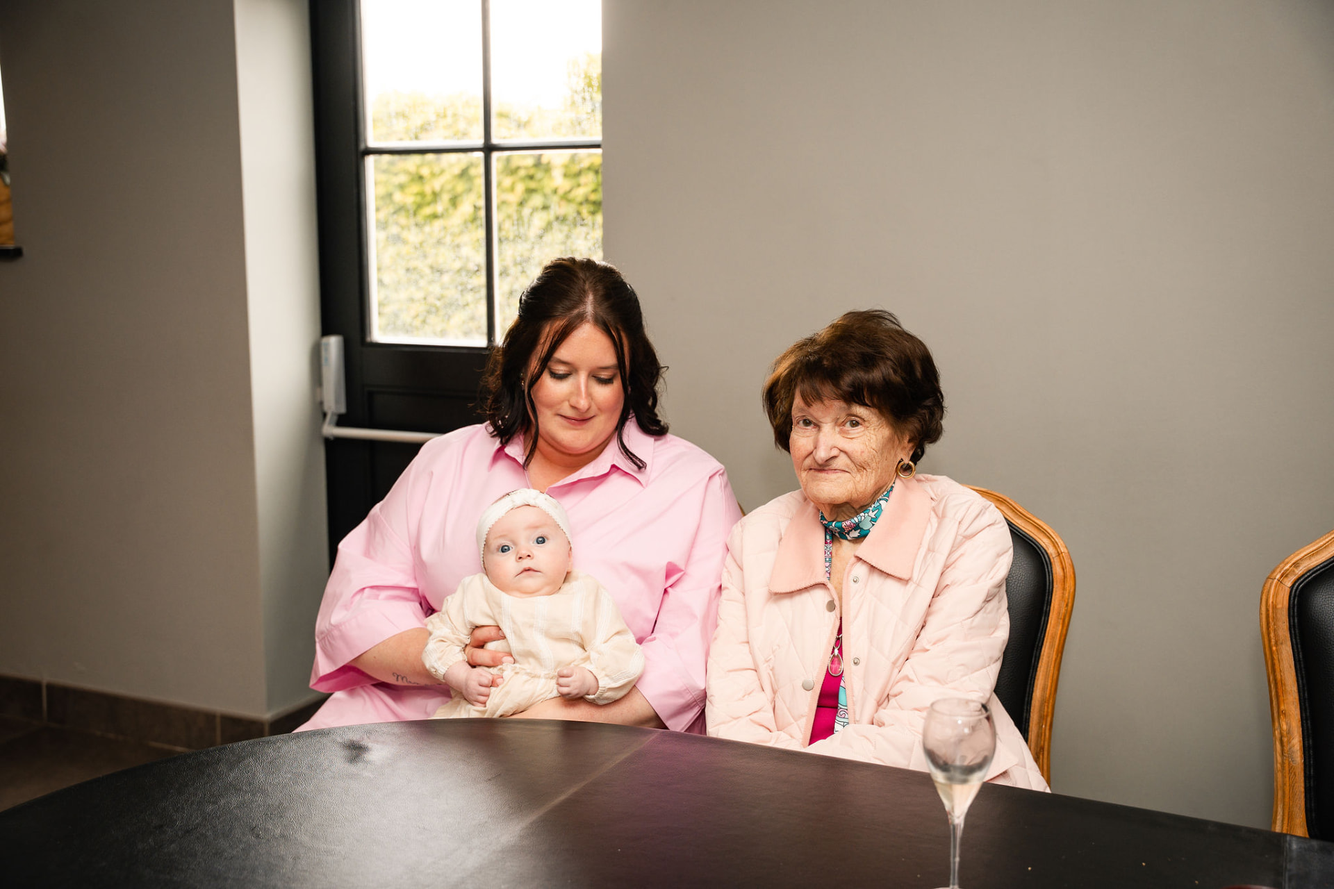 Mama met Manon op de arm naast overgrootmoeder aan tafel