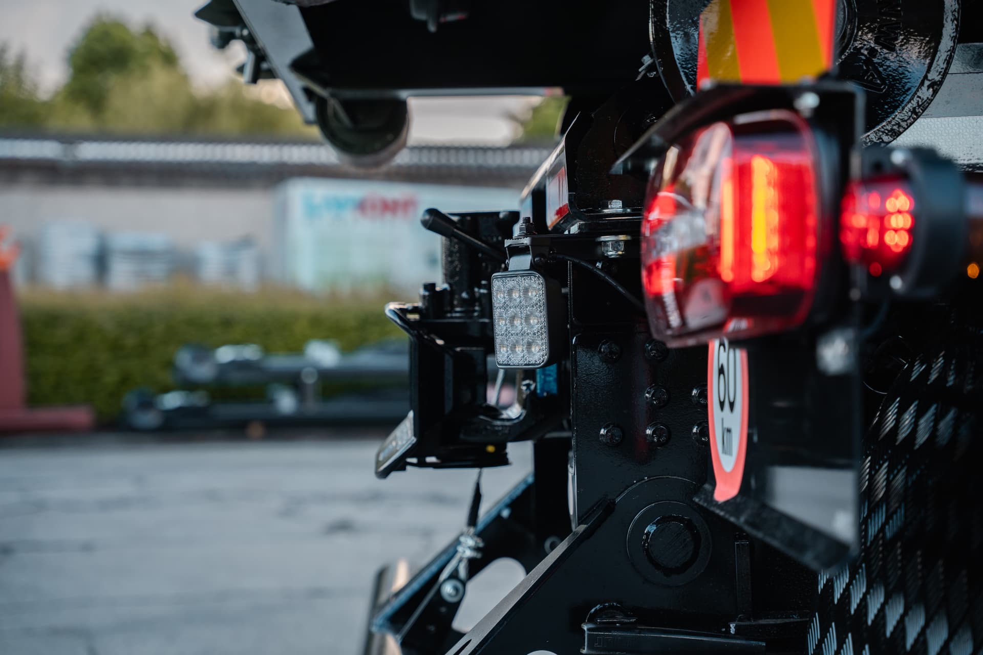 Achterlichten, werklamp en signalisatie aan de achterzijde van de truck