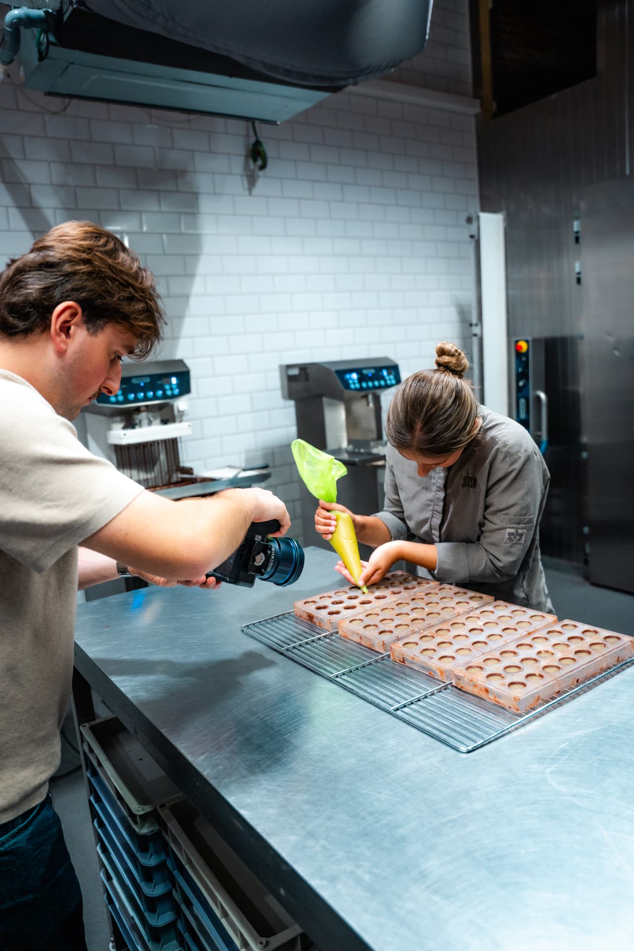 Rune filmt een chef die chocolade vult tijdens een foodshoot