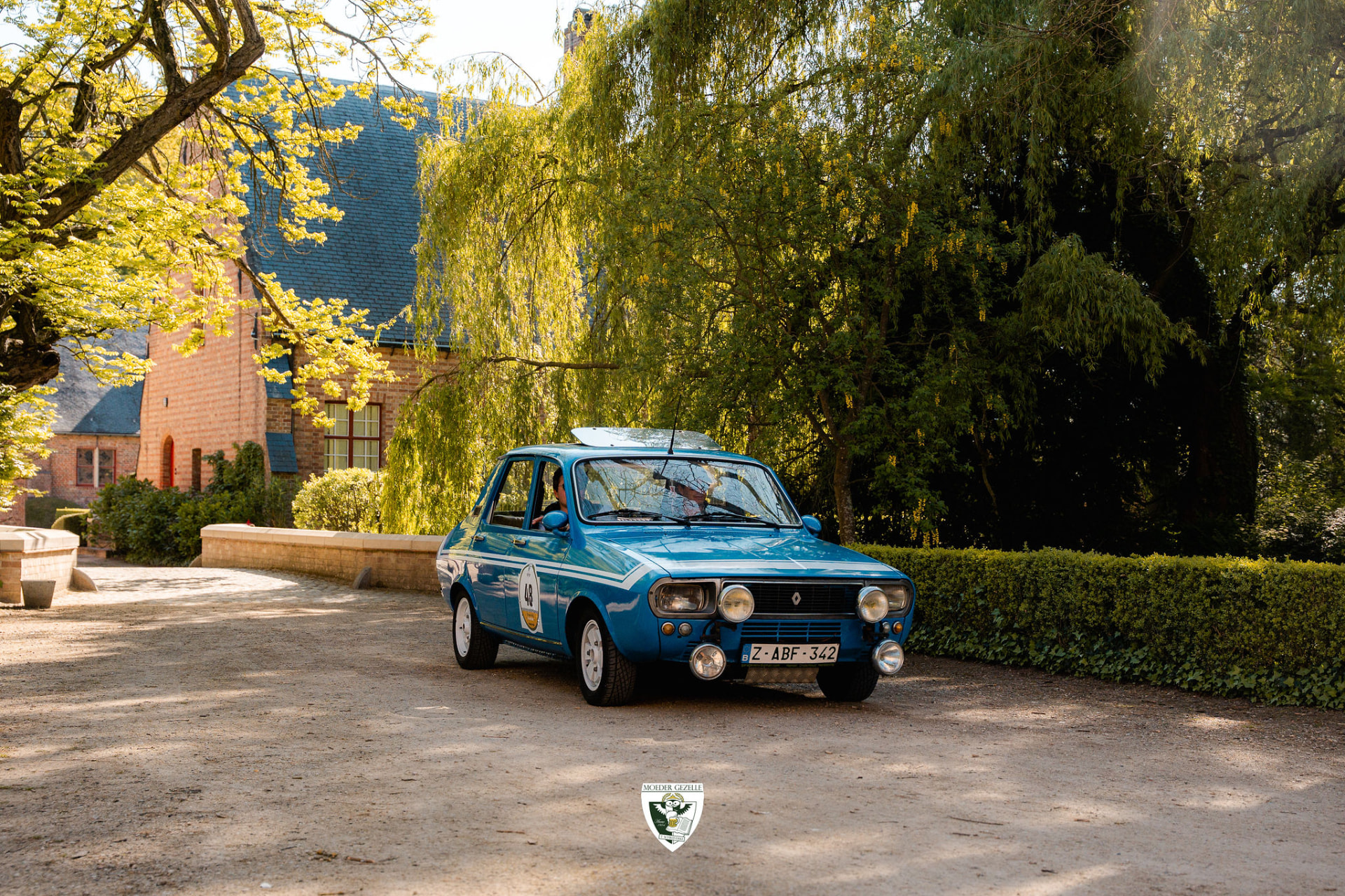 Blauwe klassieke Renault 12 rally-auto voor een kasteelhoeve