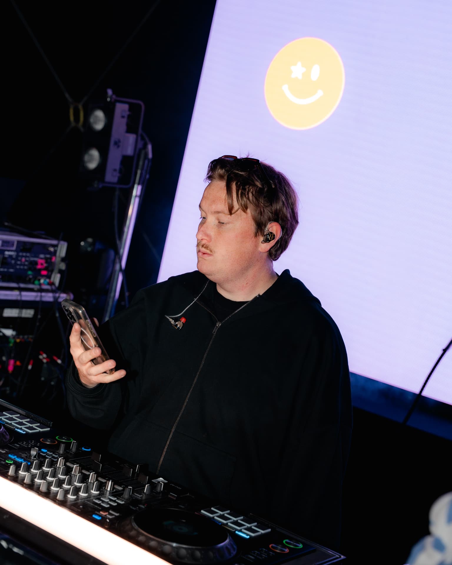 DJ achter de controller voor een led-scherm met smiley