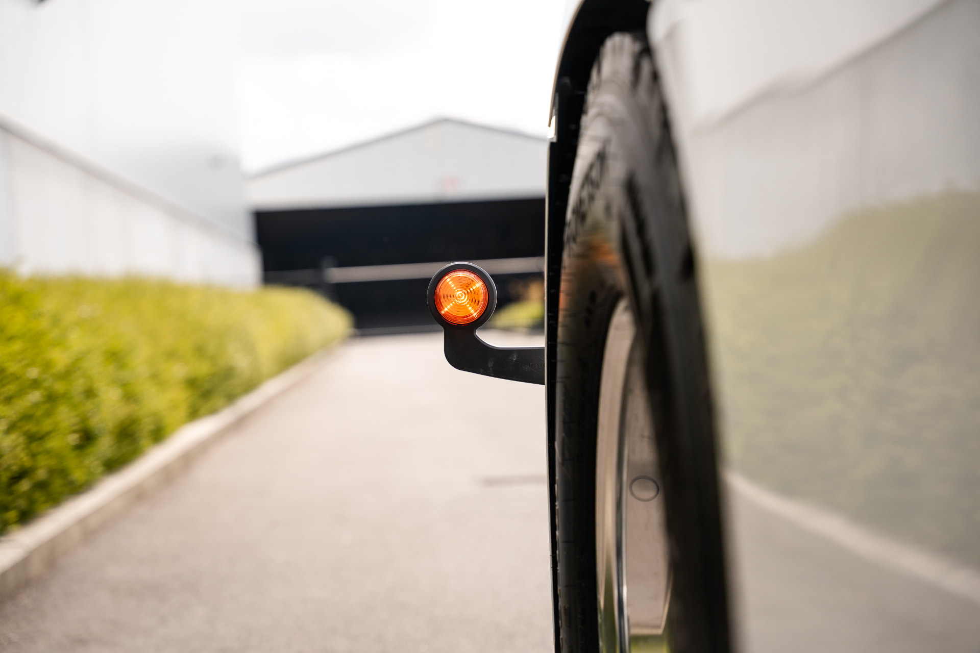 Oranje markeringslamp op het spatbord van de truck