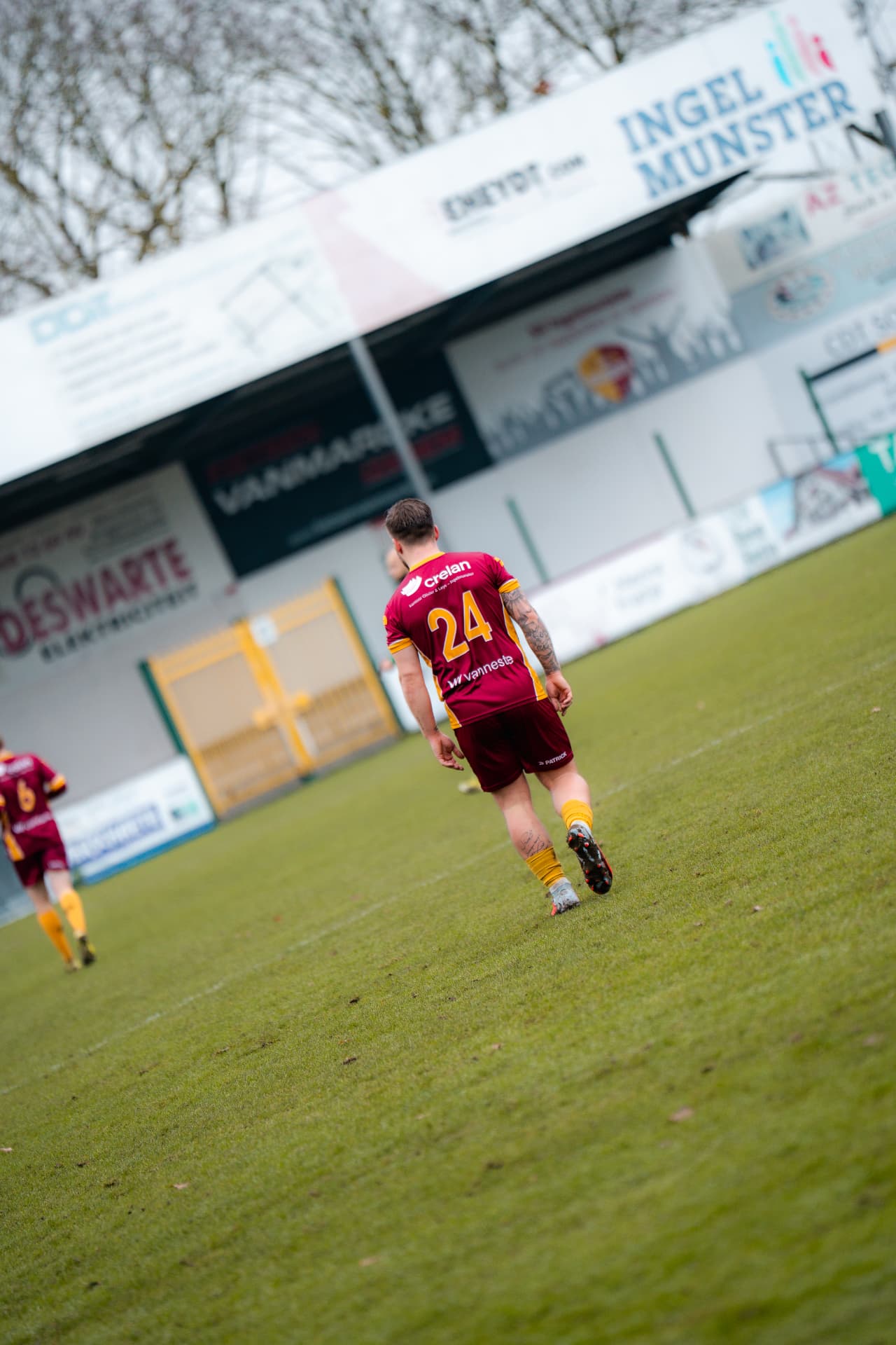 Speler met rugnummer 24 loopt terug in het veld