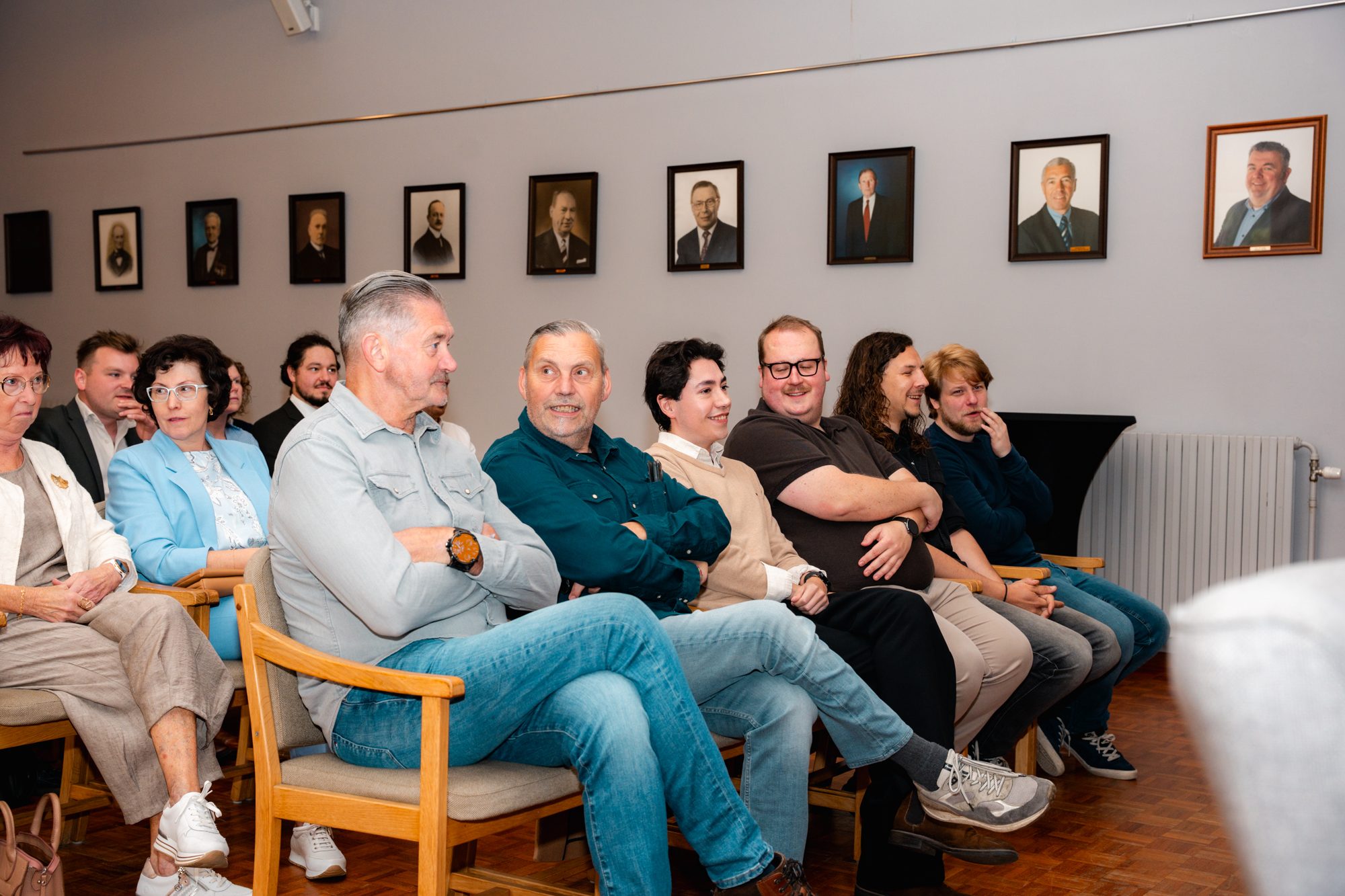 Horizontale documentaire foto van het burgerlijk huwelijk van Camille en Maarten