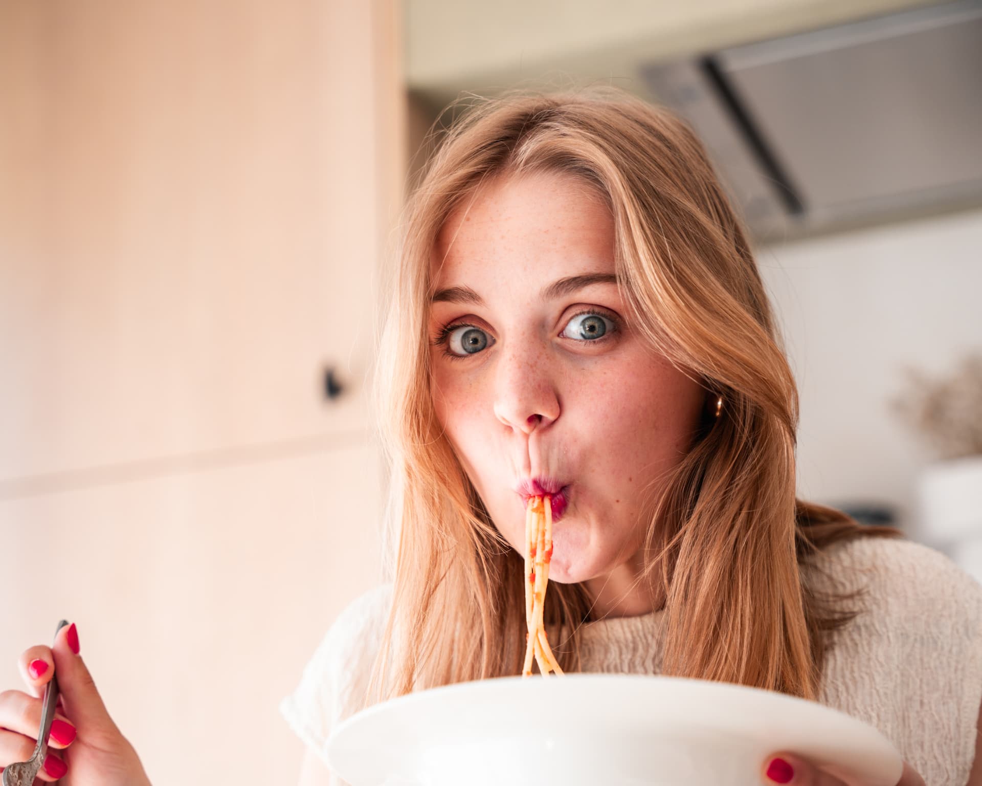 Close-up van een vrouw die spaghetti eet